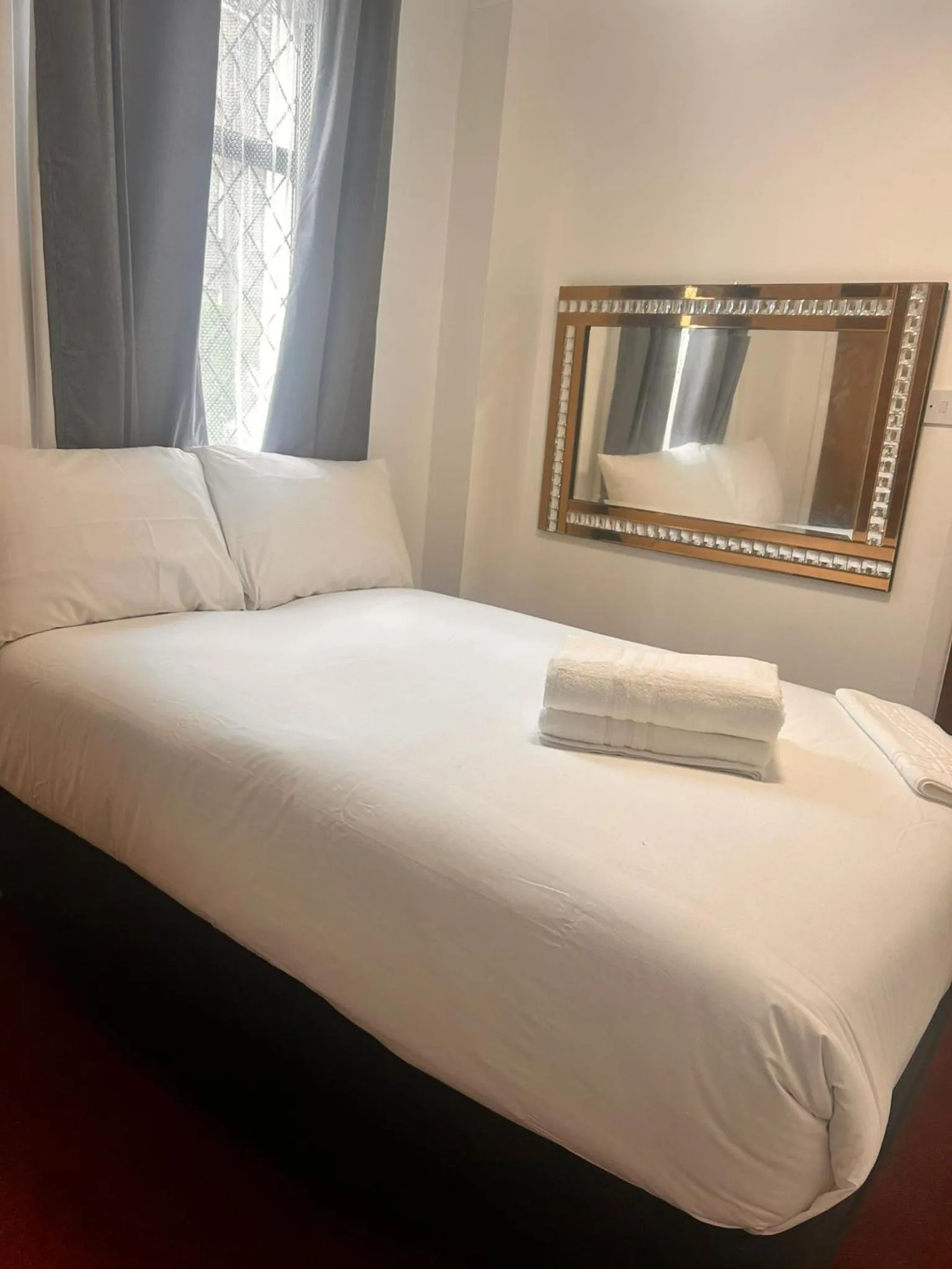 Bed in Romany House Hotel