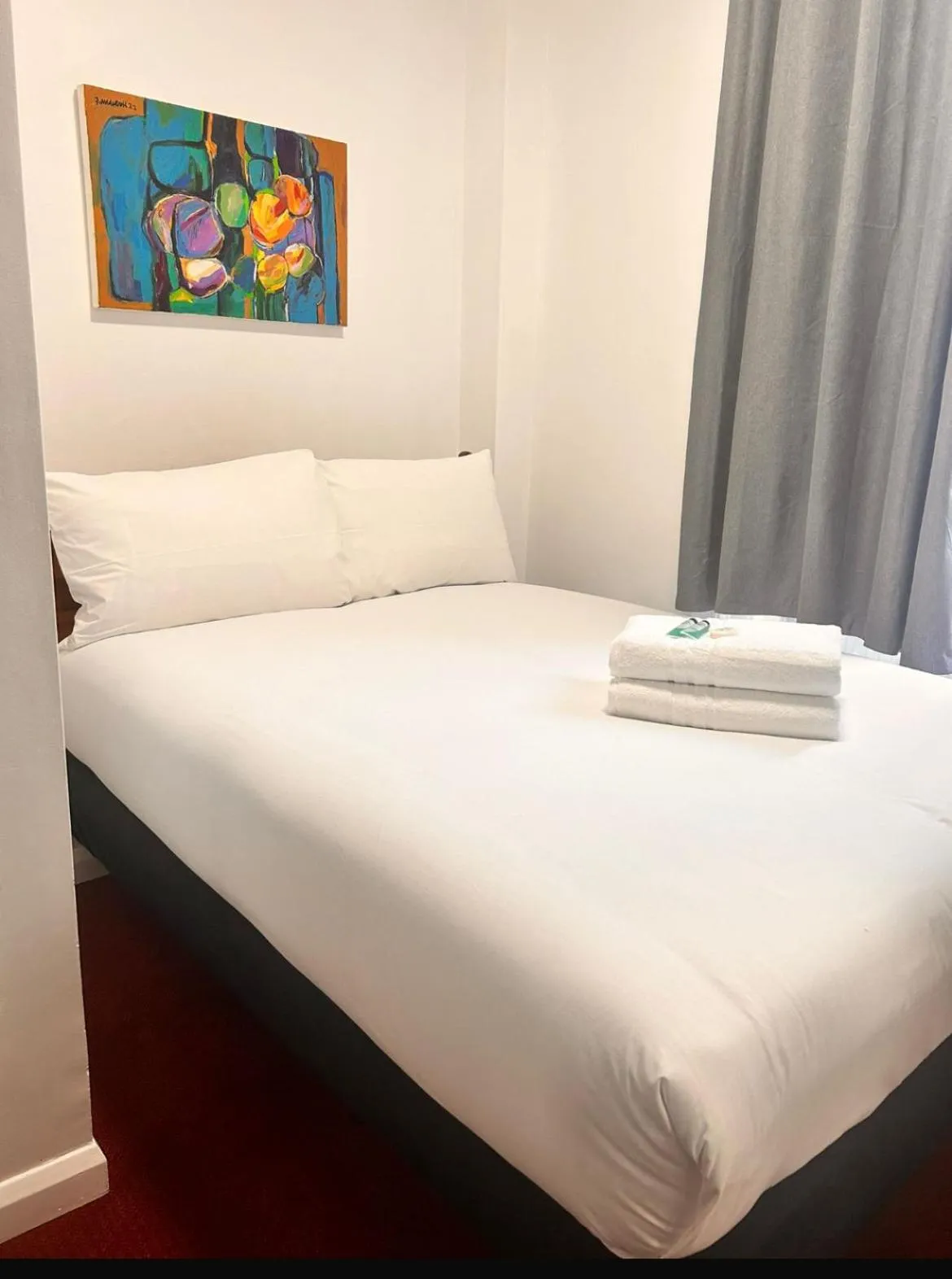 Bed in Romany House Hotel