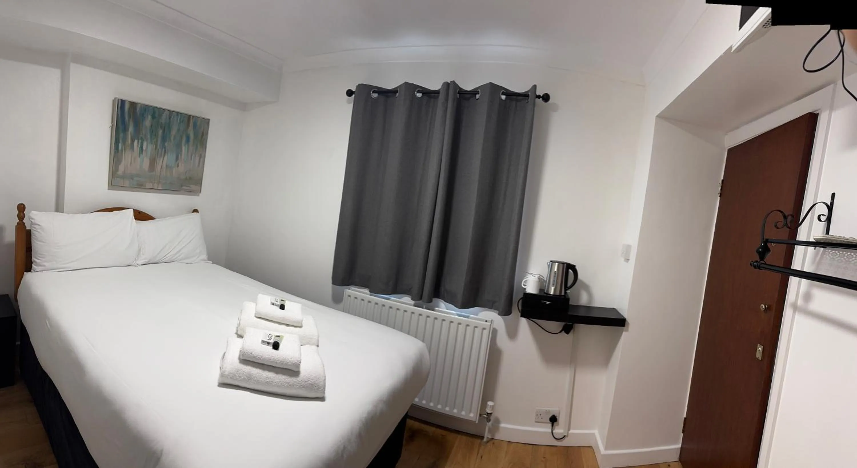 Bed in Romany House Hotel