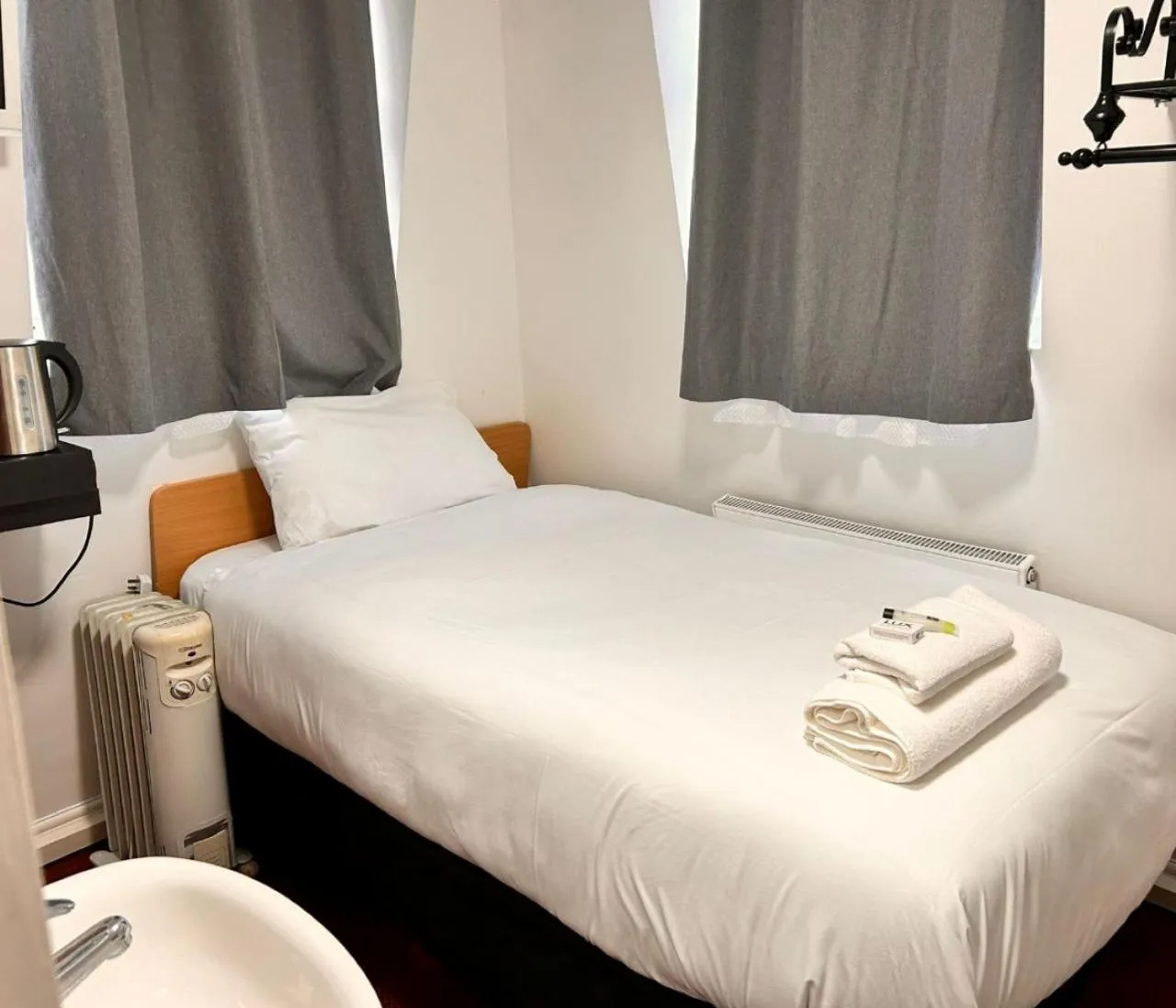 Bed in Romany House Hotel