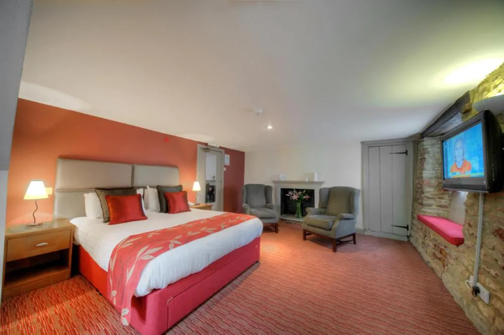 Photo of the whole room, Bed in The Deddington Arms