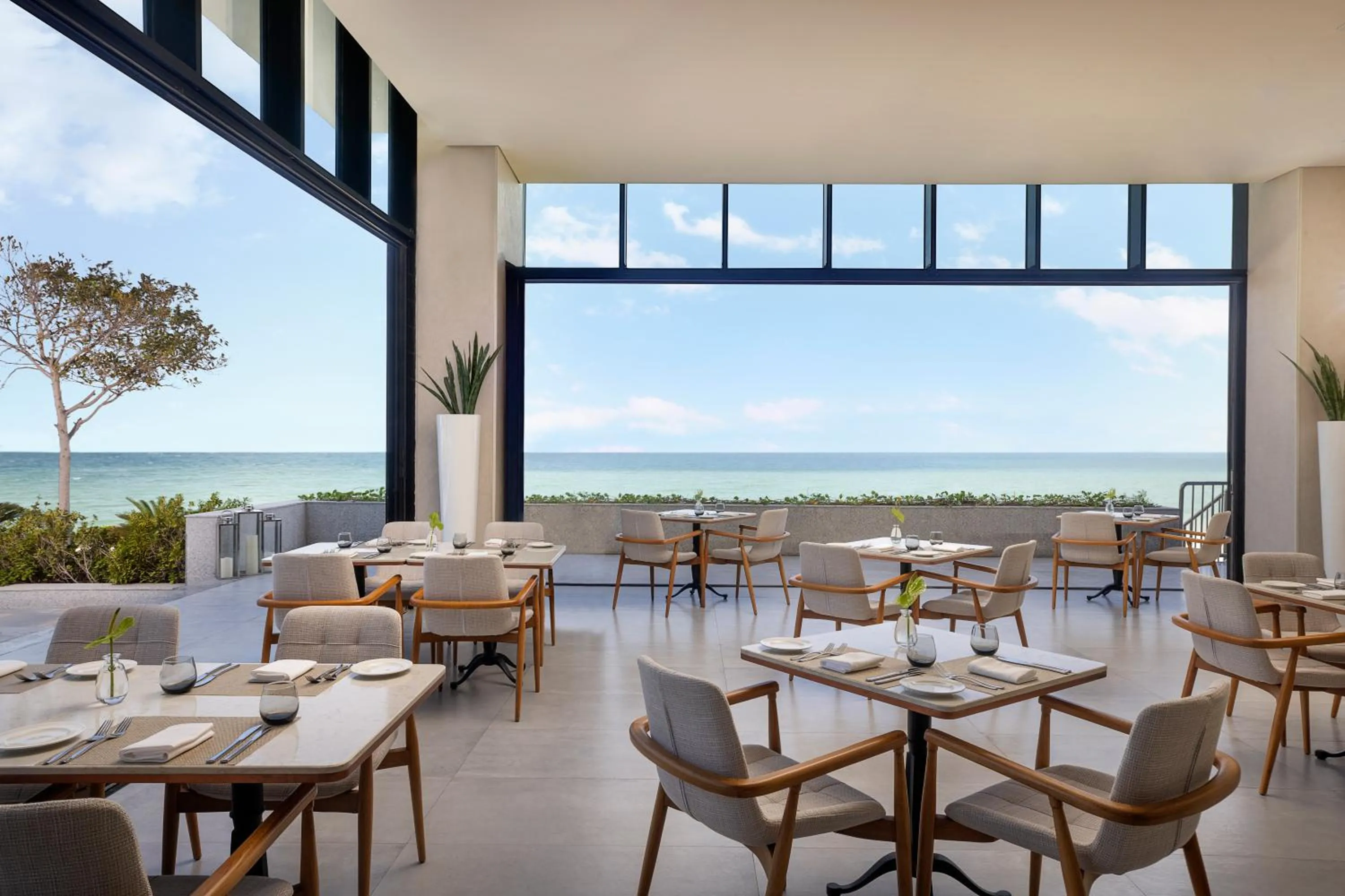 Restaurant/places to eat in Beach Bay Hotel Mirfa