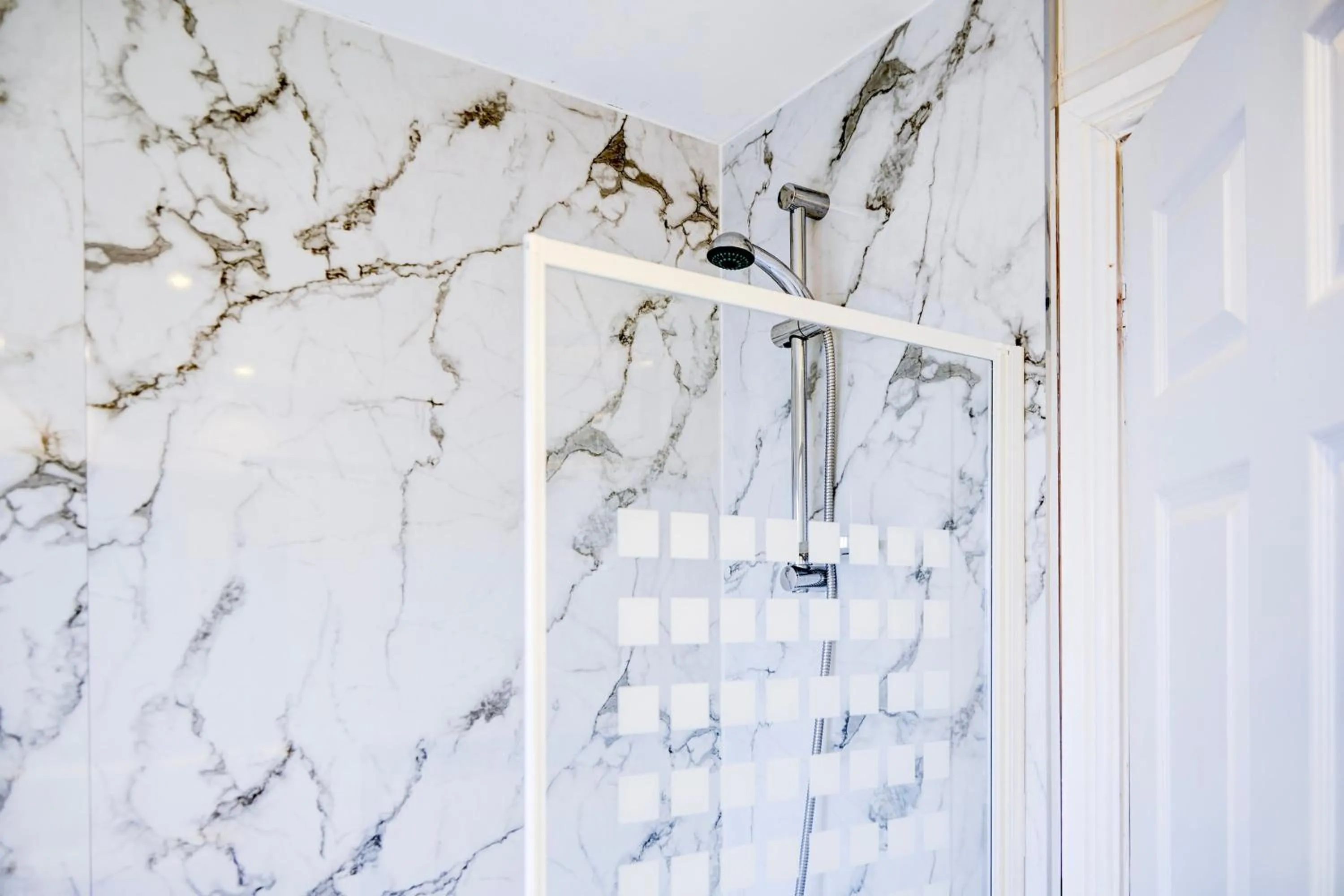 Bathroom in Warwickshire Park Hotel Kenilworth by Belvilla