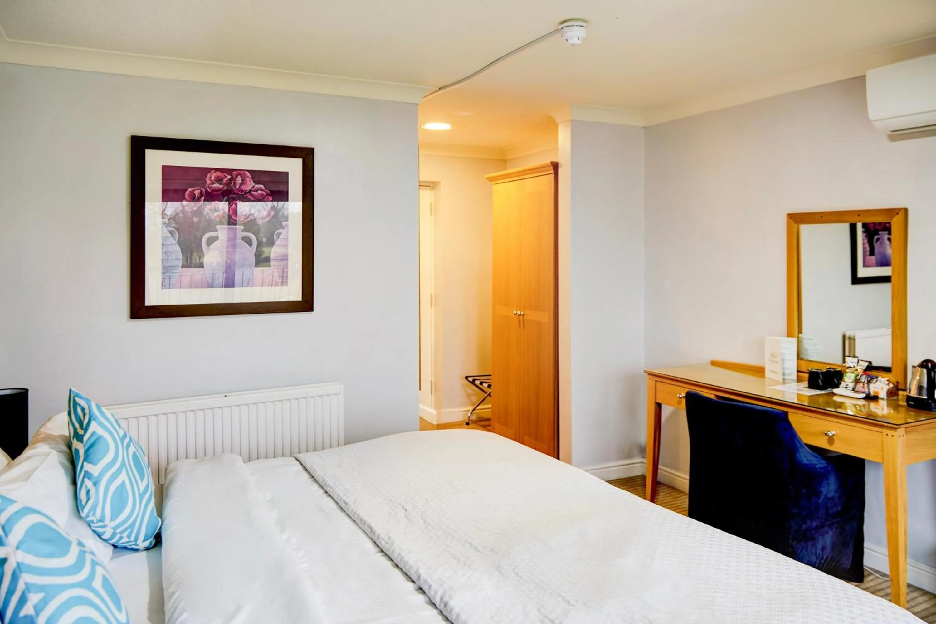 Bedroom, Bed in Warwickshire Park Hotel Kenilworth by Belvilla