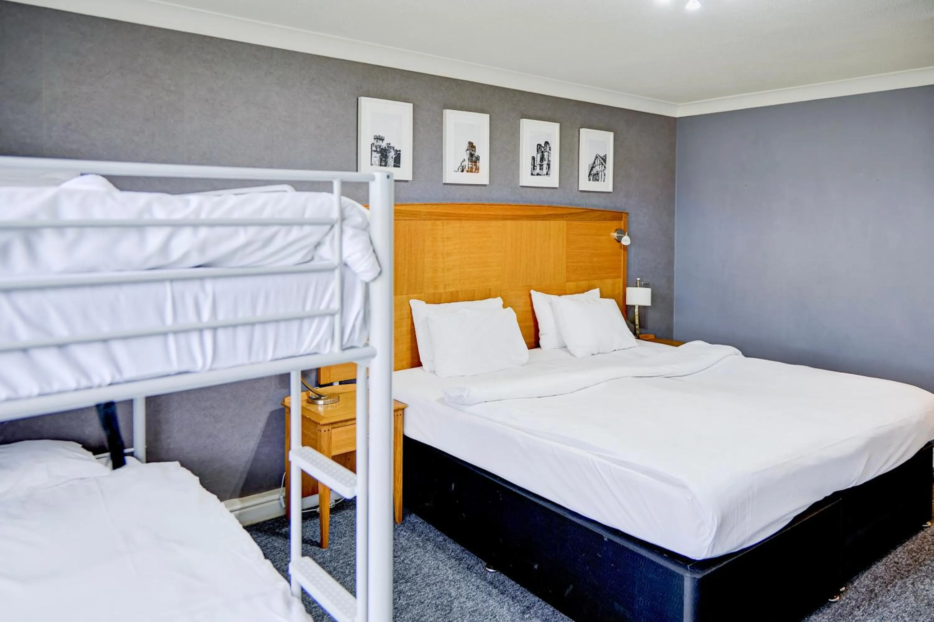 Bedroom, Bed in Warwickshire Park Hotel Kenilworth by Belvilla