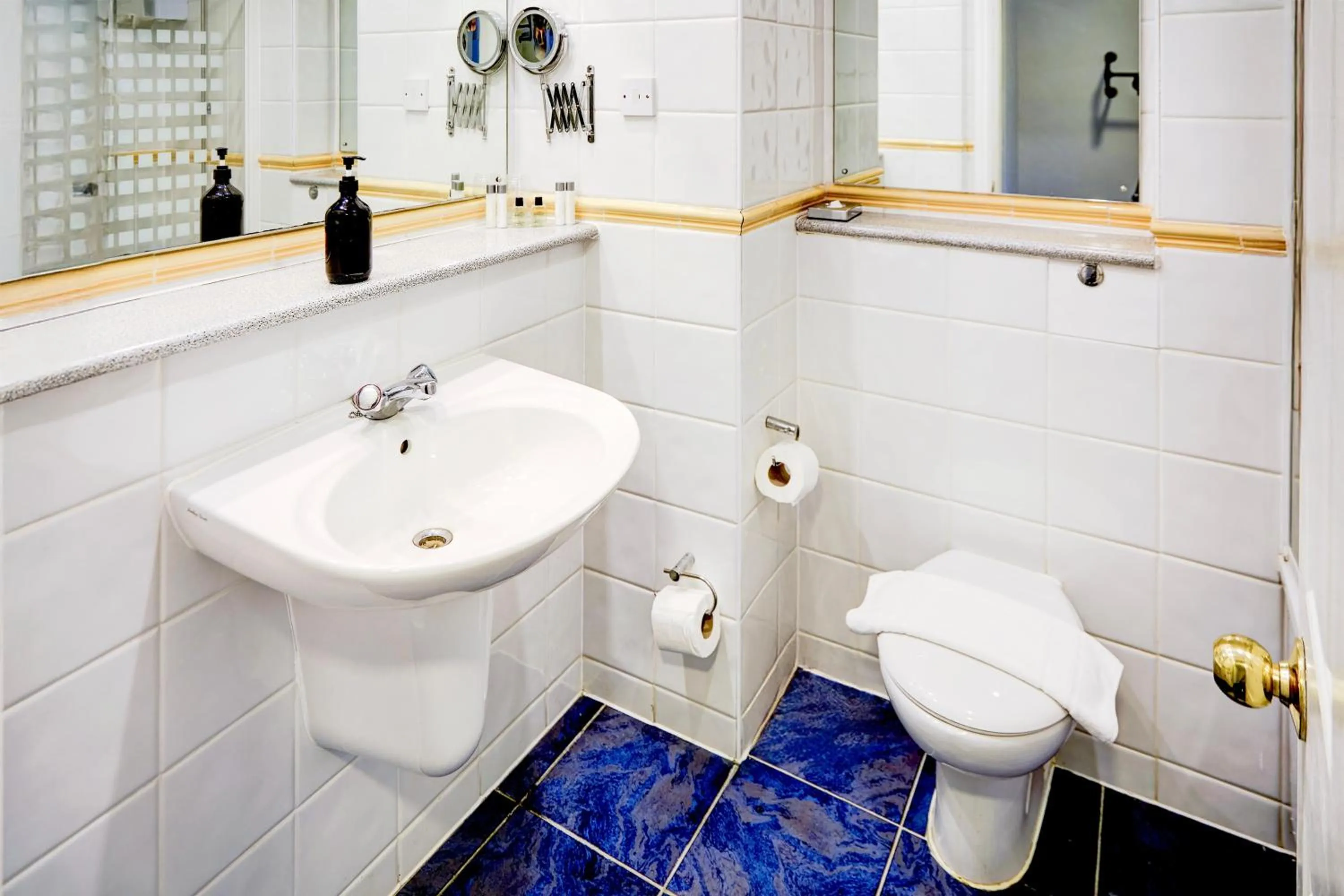 Bathroom in Warwickshire Park Hotel Kenilworth by Belvilla