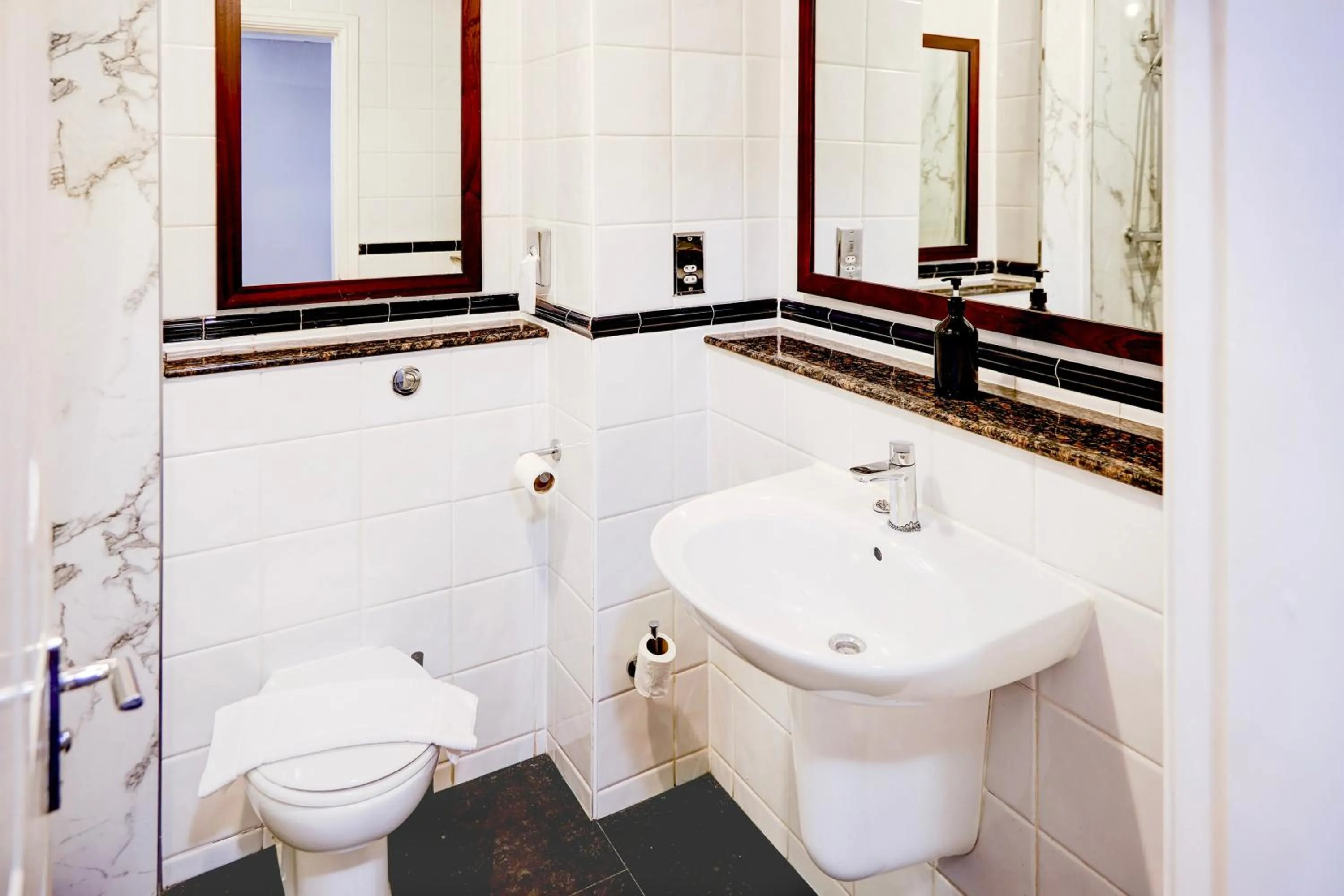 Bathroom in Warwickshire Park Hotel Kenilworth by Belvilla