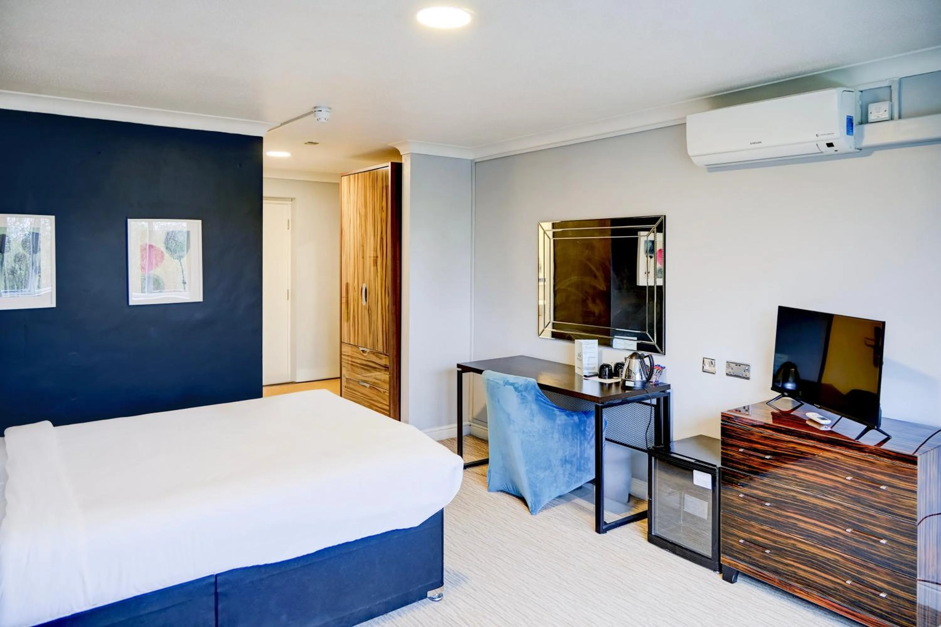 Bedroom, Bed in Warwickshire Park Hotel Kenilworth by Belvilla