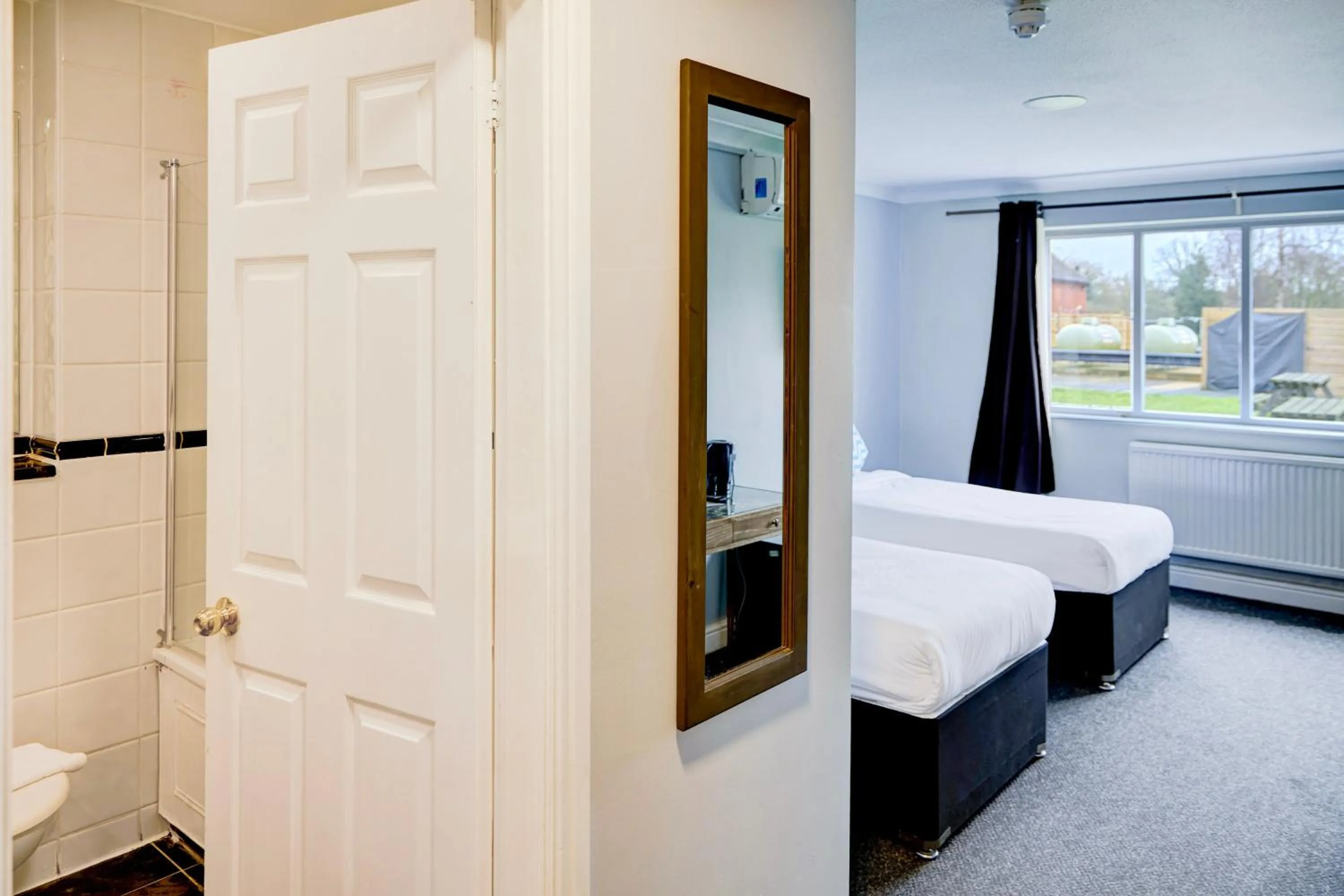 Bedroom in Warwickshire Park Hotel Kenilworth by Belvilla