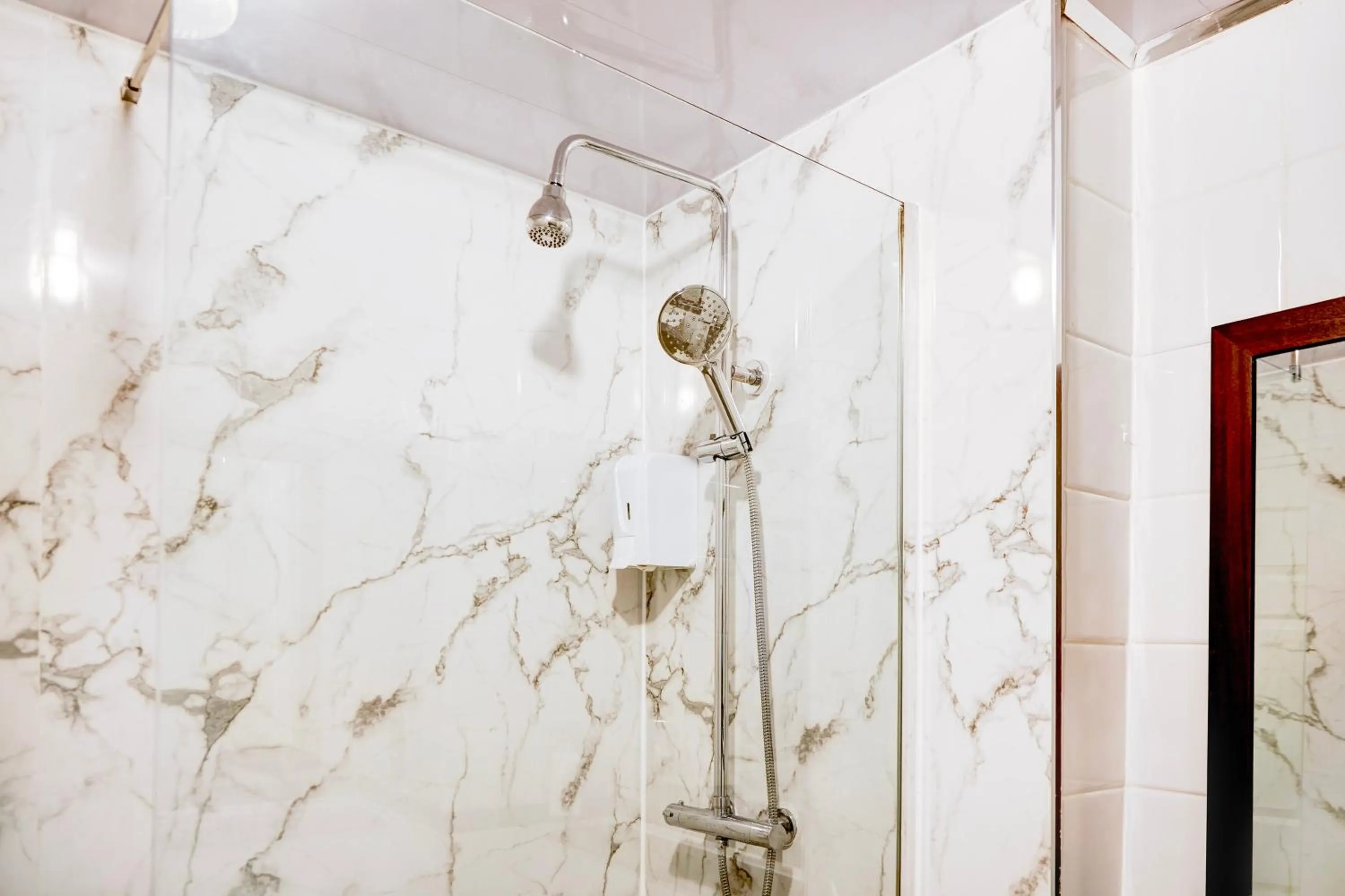 Bathroom in Warwickshire Park Hotel Kenilworth by Belvilla