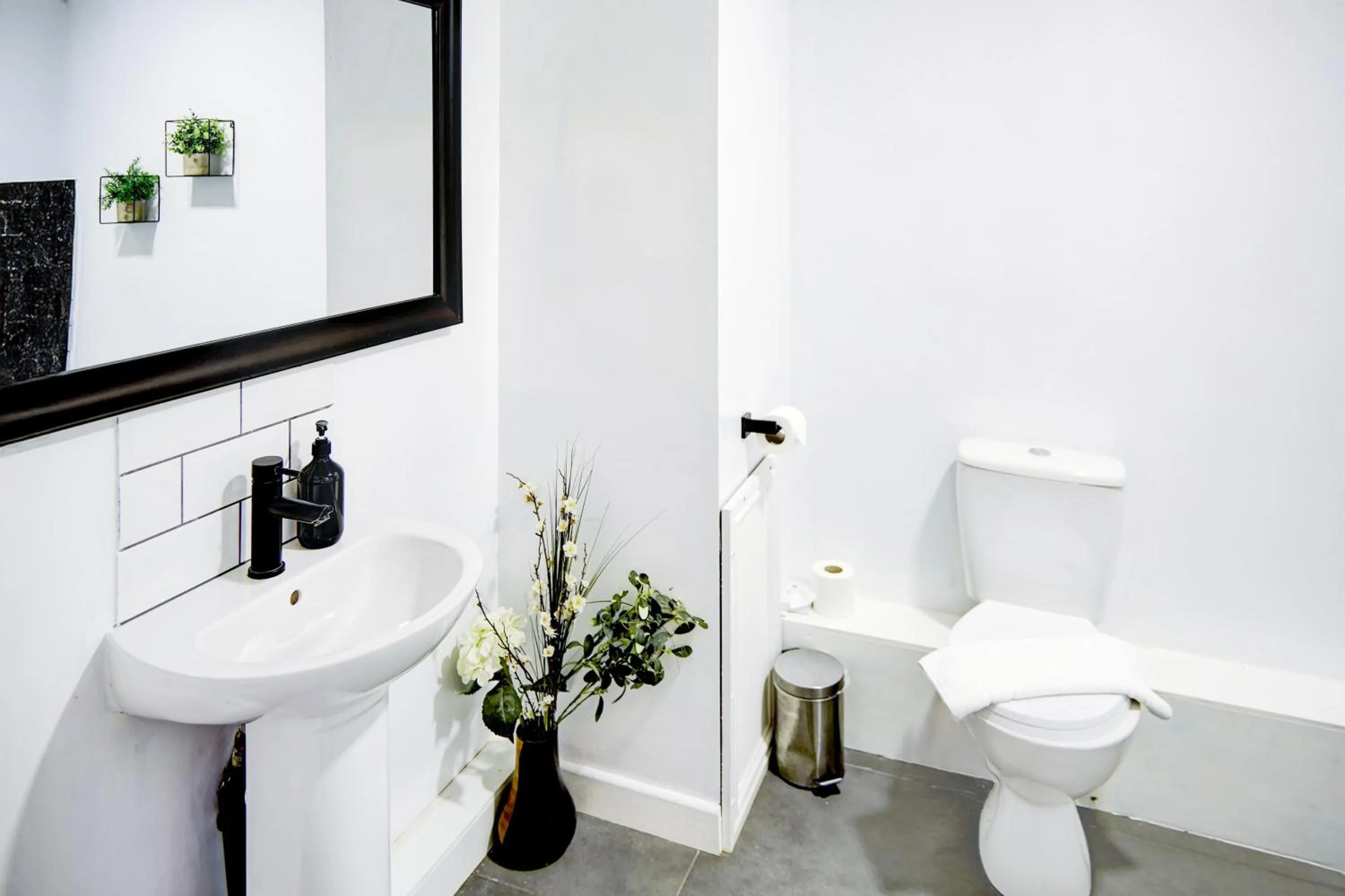 Bathroom in Warwickshire Park Hotel Kenilworth by Belvilla