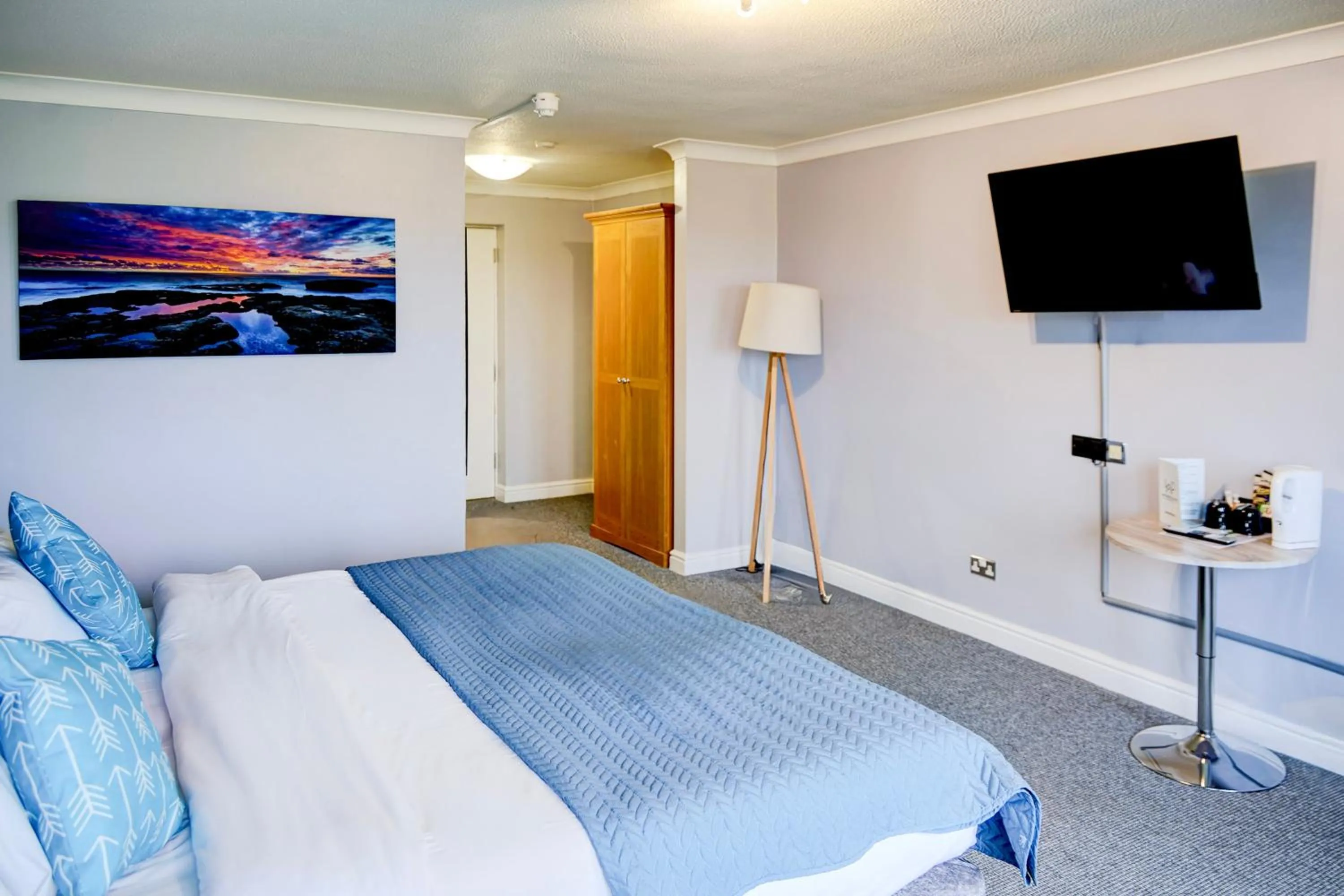 Bedroom, Bed in Warwickshire Park Hotel Kenilworth by Belvilla