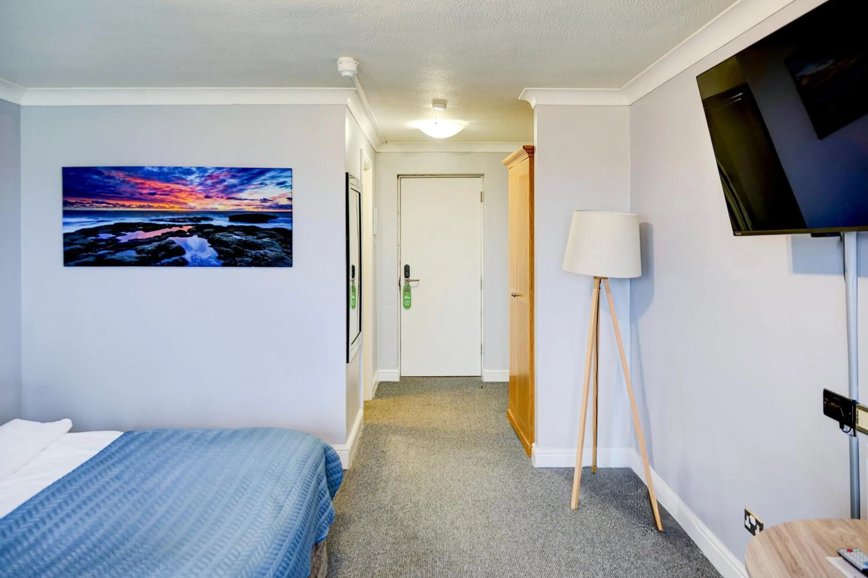 Bedroom, Bed in Warwickshire Park Hotel Kenilworth by Belvilla