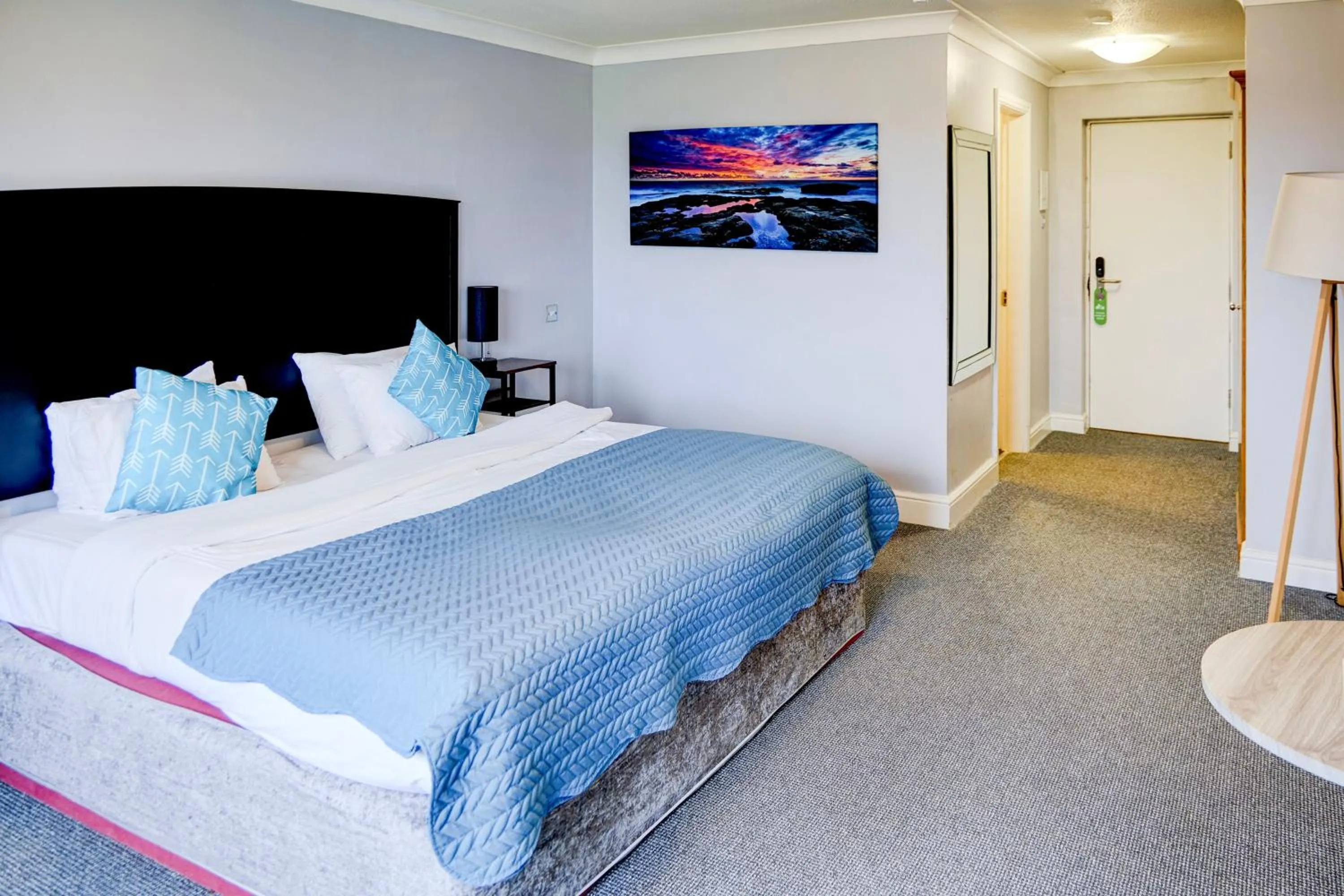 Bedroom, Bed in Warwickshire Park Hotel Kenilworth by Belvilla