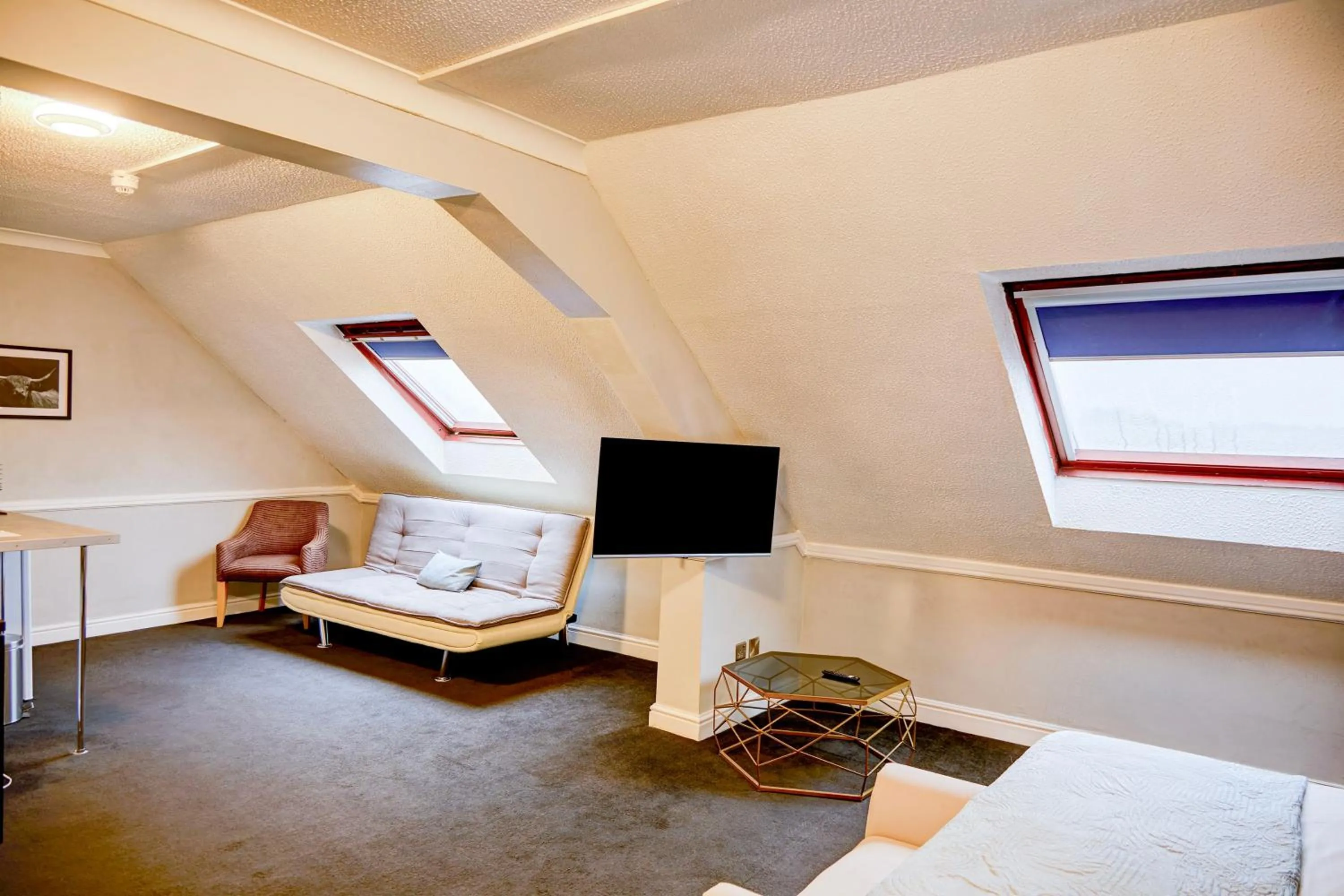 Bedroom in Warwickshire Park Hotel Kenilworth by Belvilla