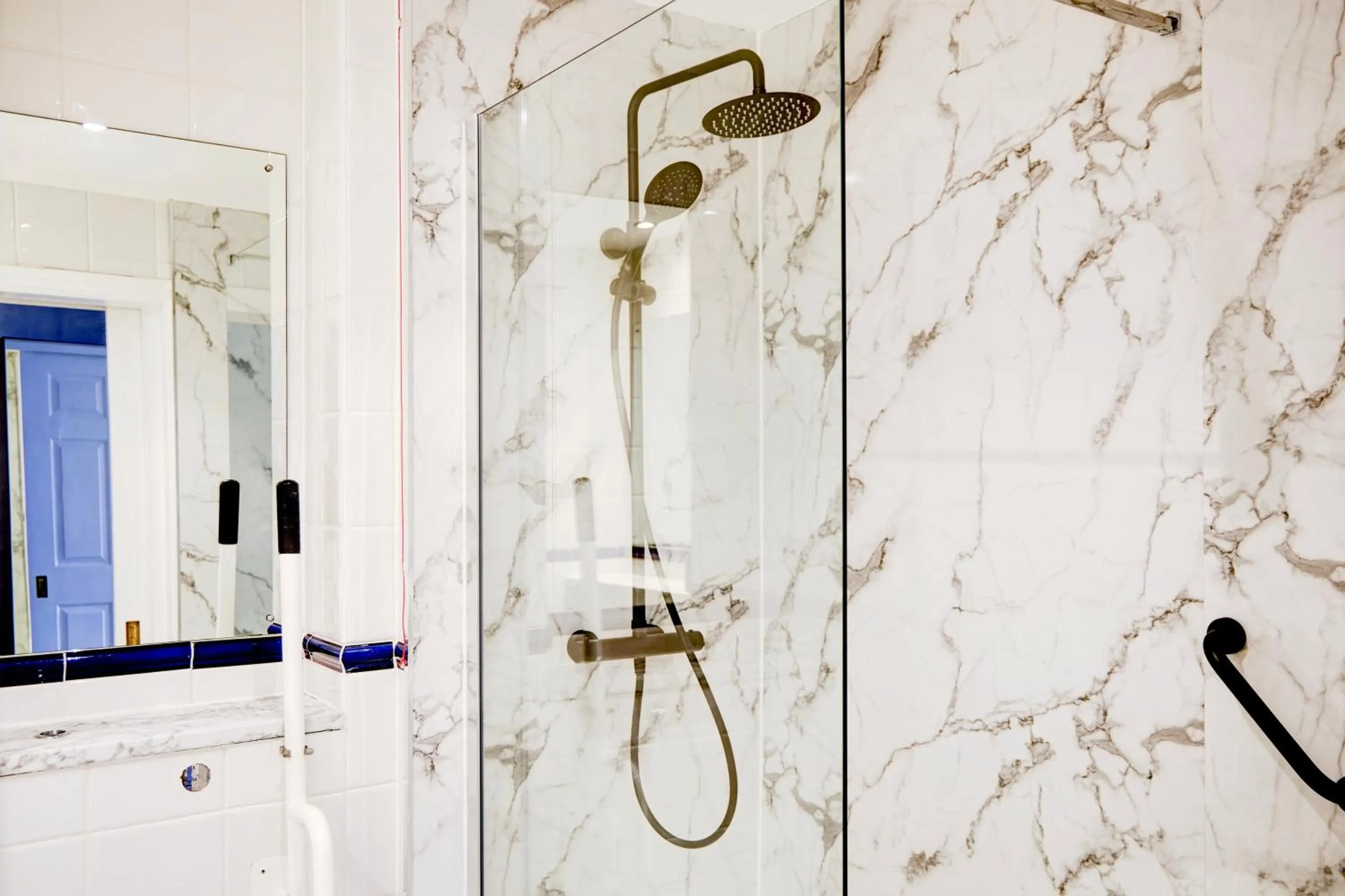 Bathroom in Warwickshire Park Hotel Kenilworth by Belvilla