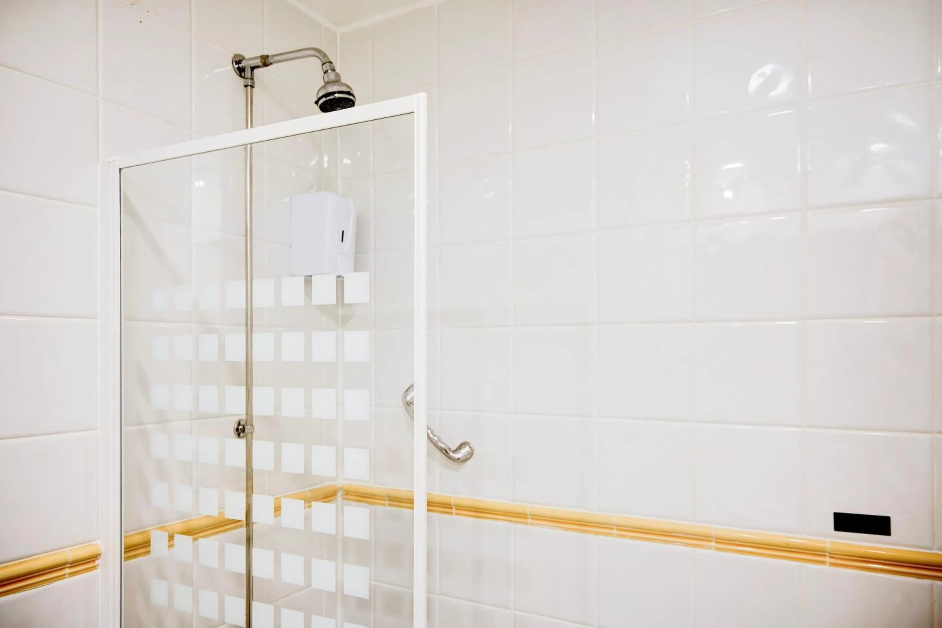 Bathroom in Warwickshire Park Hotel Kenilworth by Belvilla