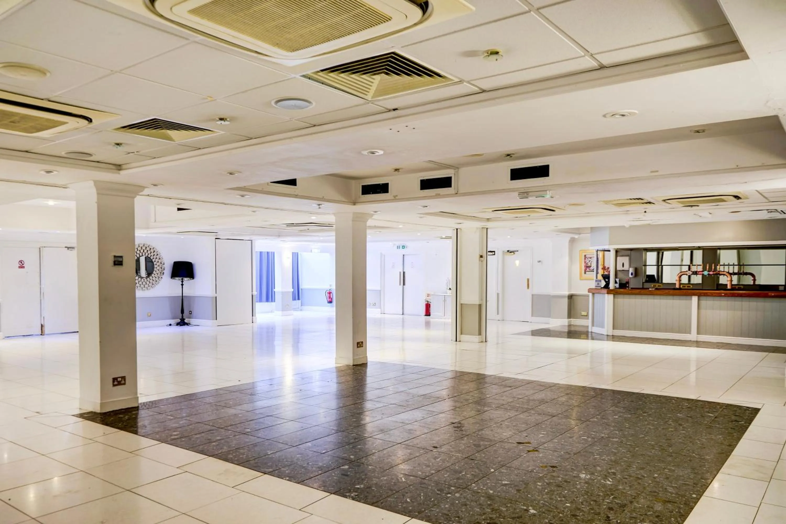 Lobby or reception in Warwickshire Park Hotel Kenilworth by Belvilla