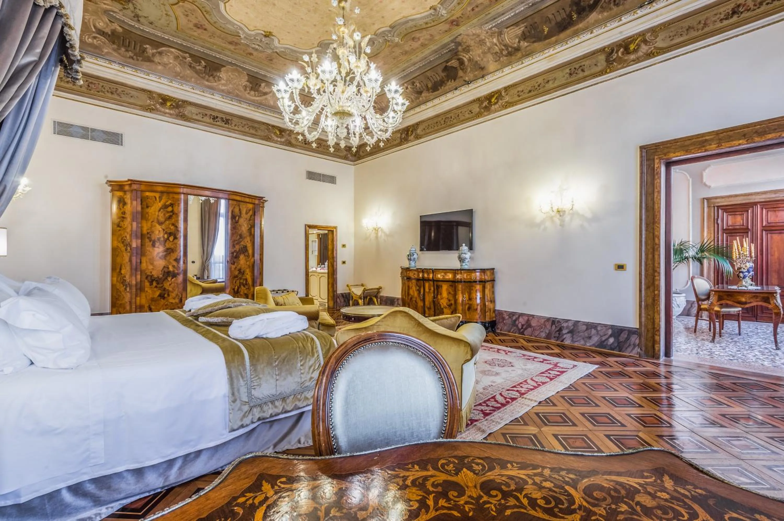 Photo of the whole room, Bed in Hotel Ai Cavalieri di Venezia