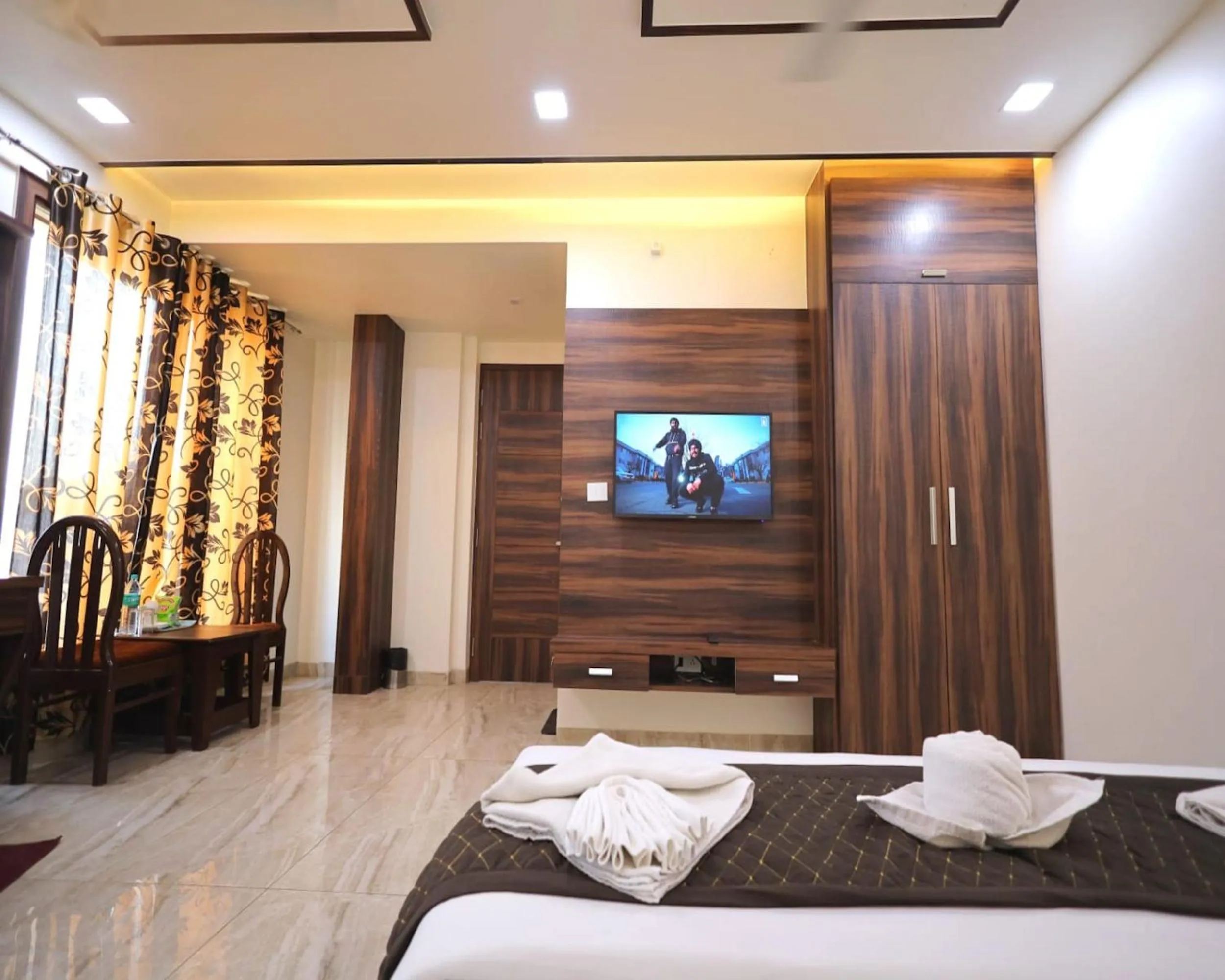 Bed in The Crown Hotel Agra near Taj Mahal & Restaurant