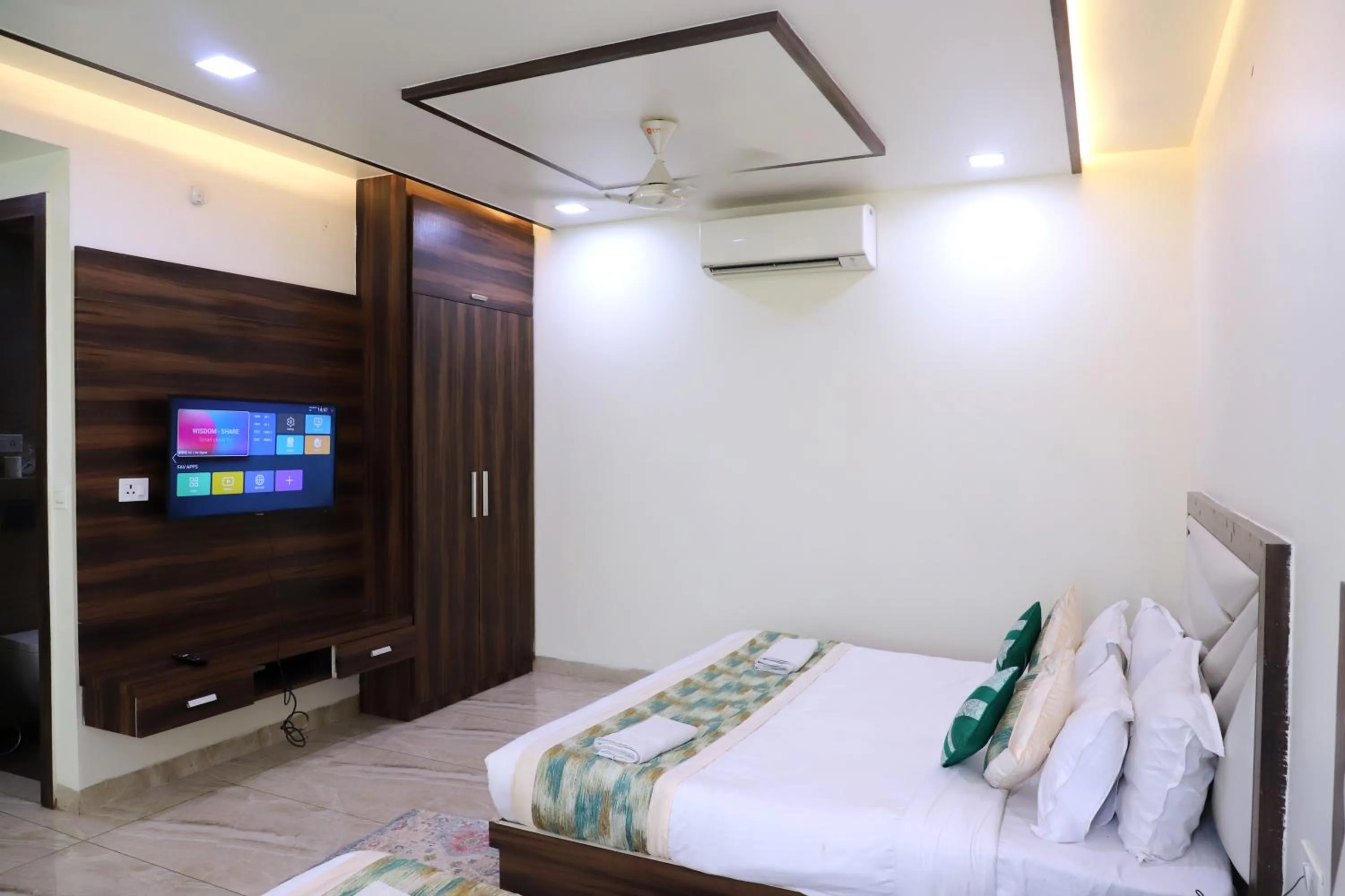 Bed in The Crown Hotel Agra near Taj Mahal & Restaurant