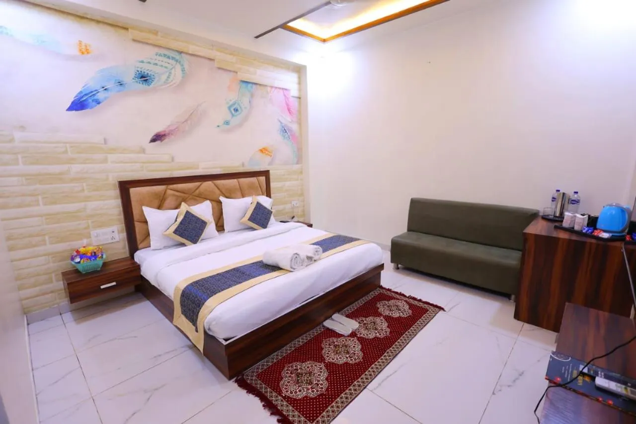 Bed in The Crown Hotel Agra near Taj Mahal & Restaurant