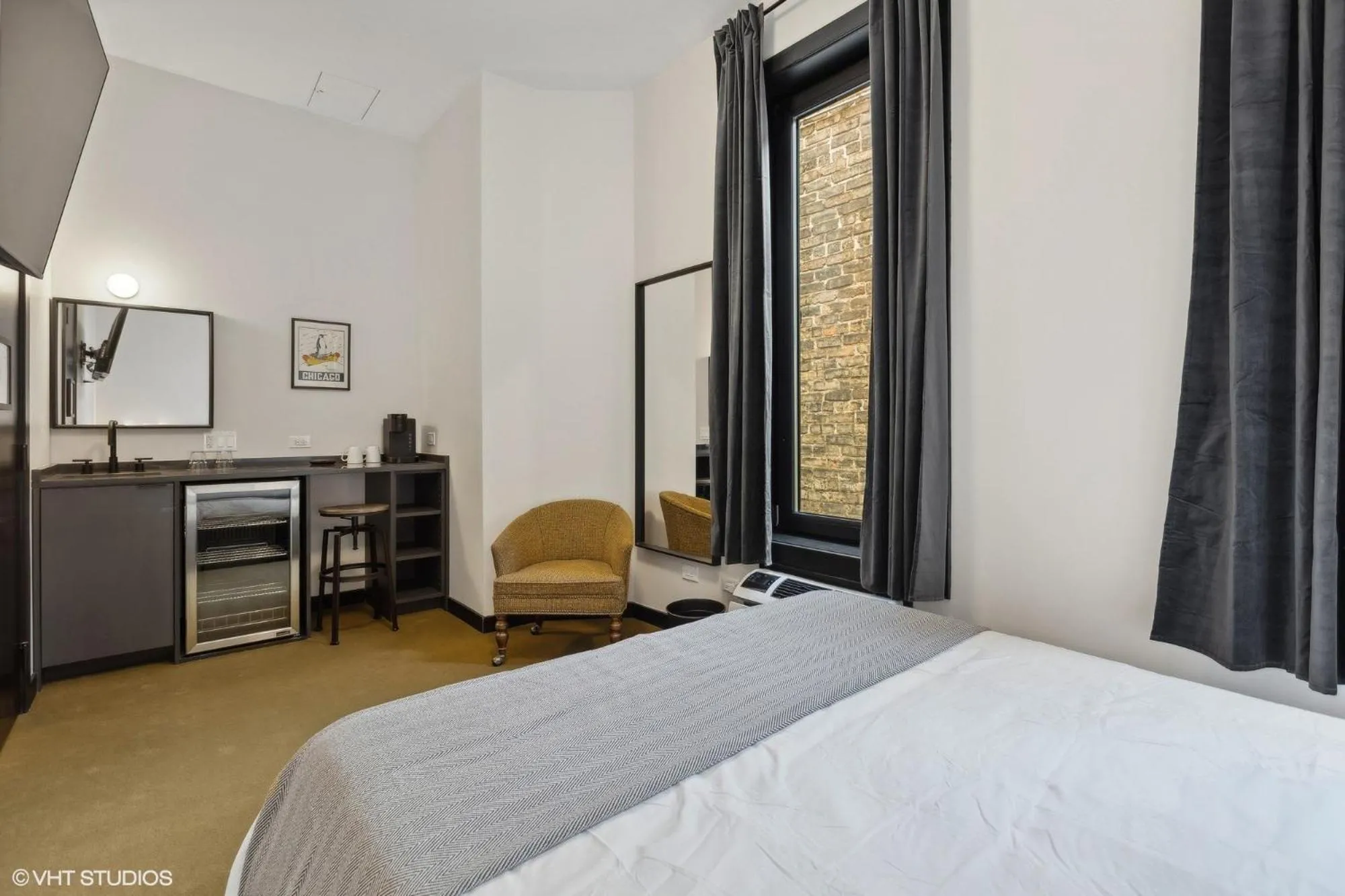 Photo of the whole room, Bed in Logan Square SRO Hotel