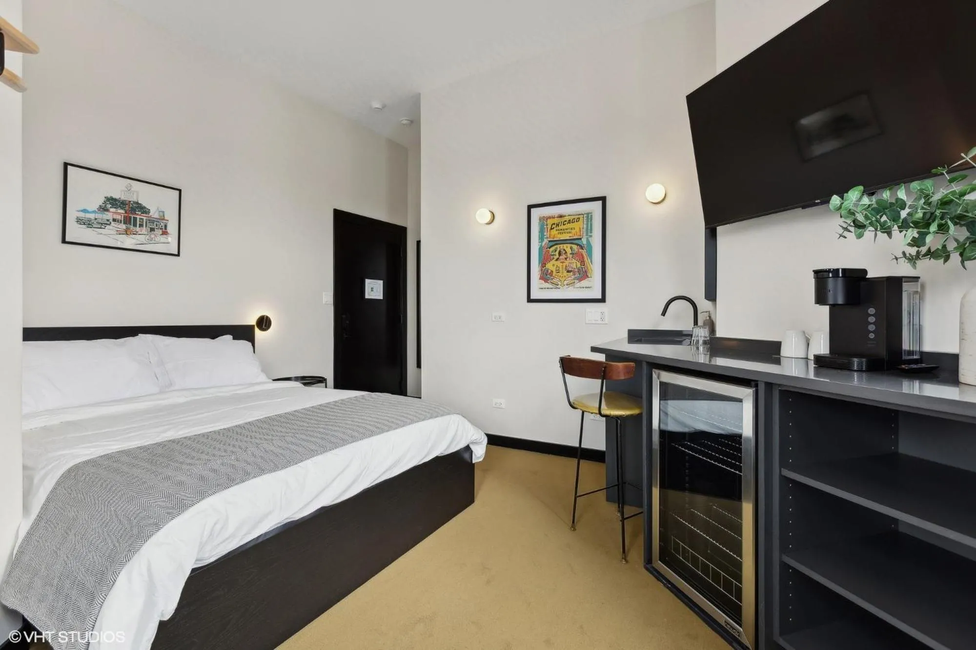 Photo of the whole room, Bed in Logan Square SRO Hotel