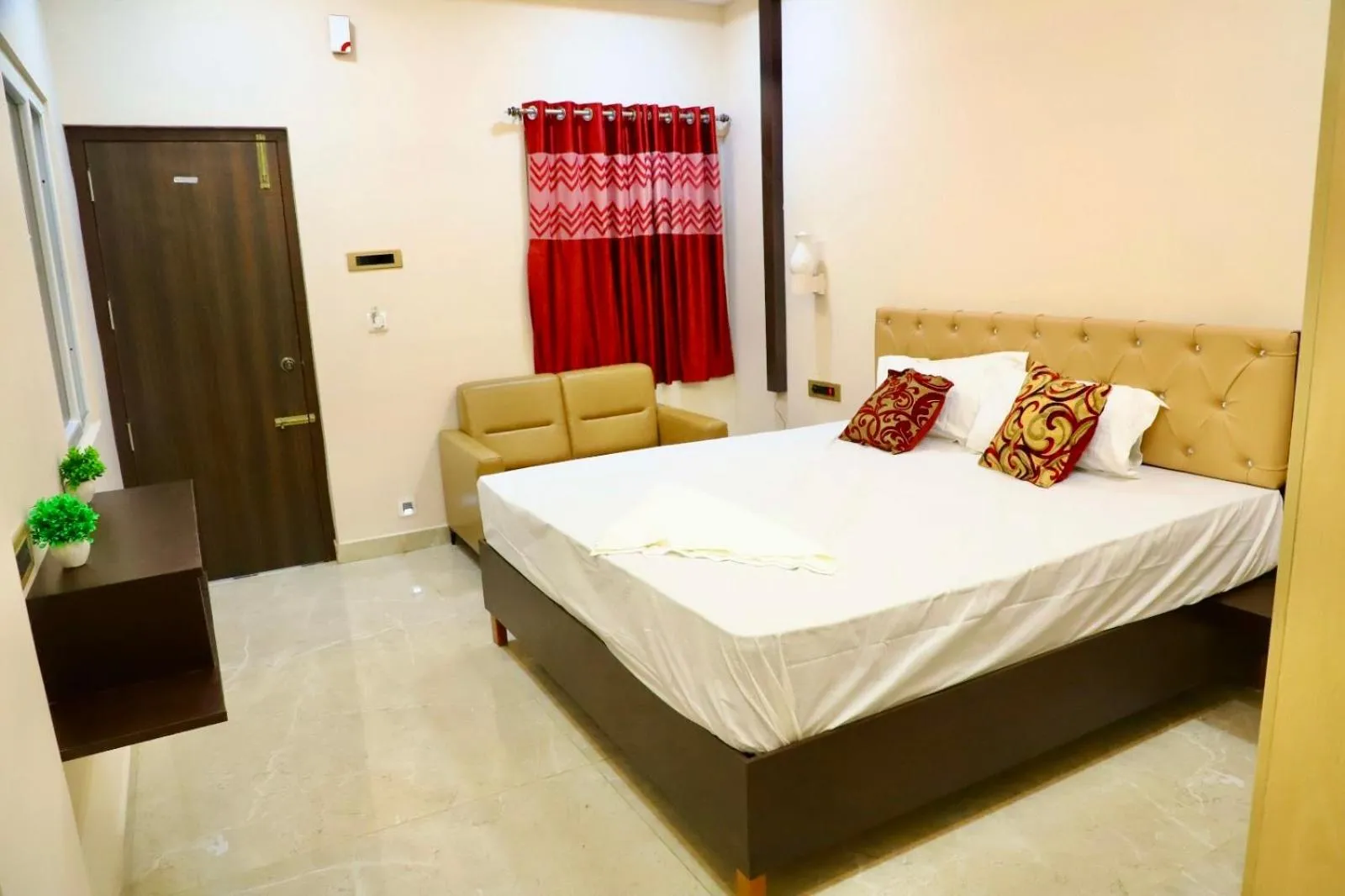 Living room, Bed in Gokulam Grand