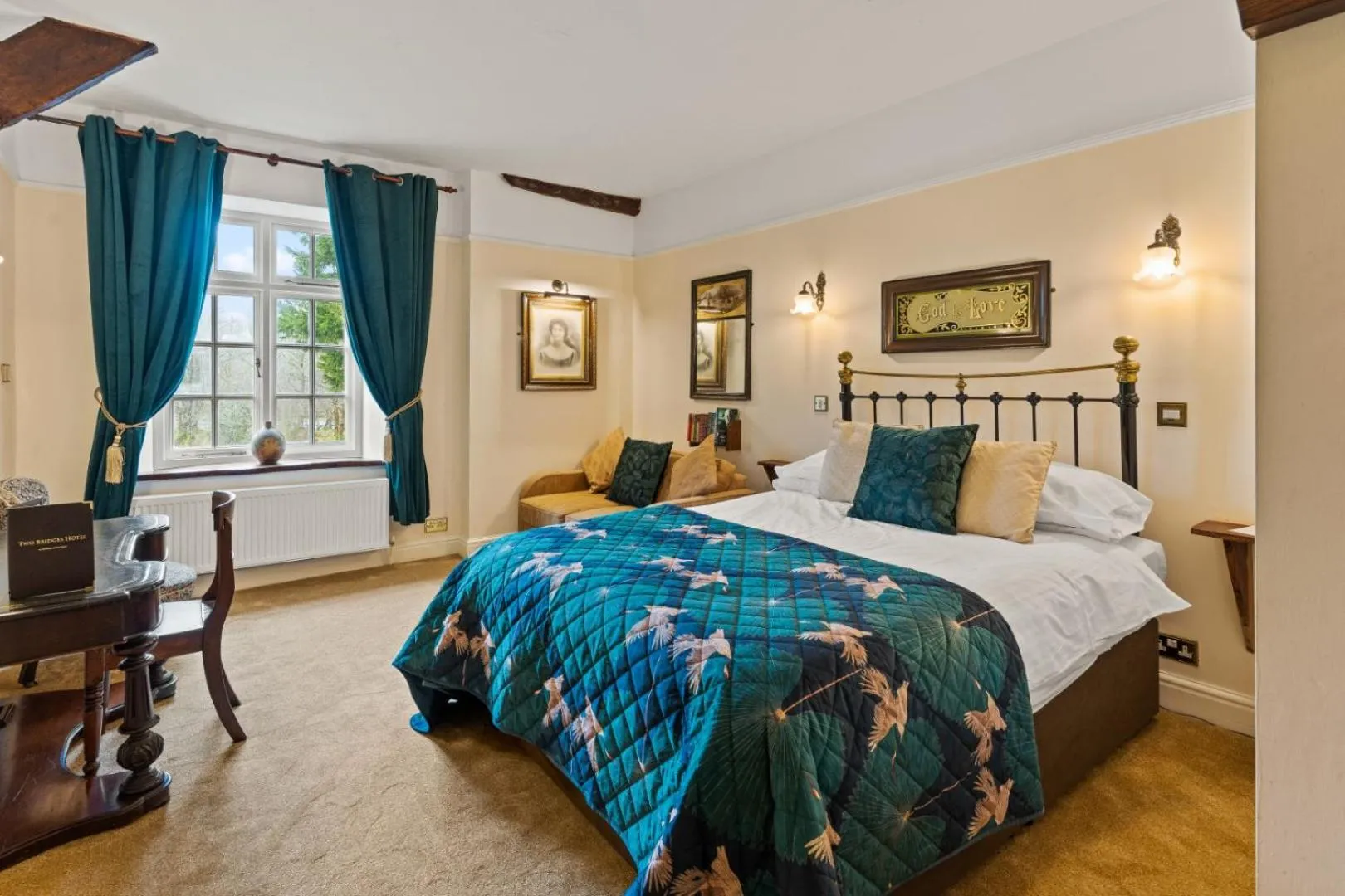 Bedroom, Bed in Two Bridges Hotel