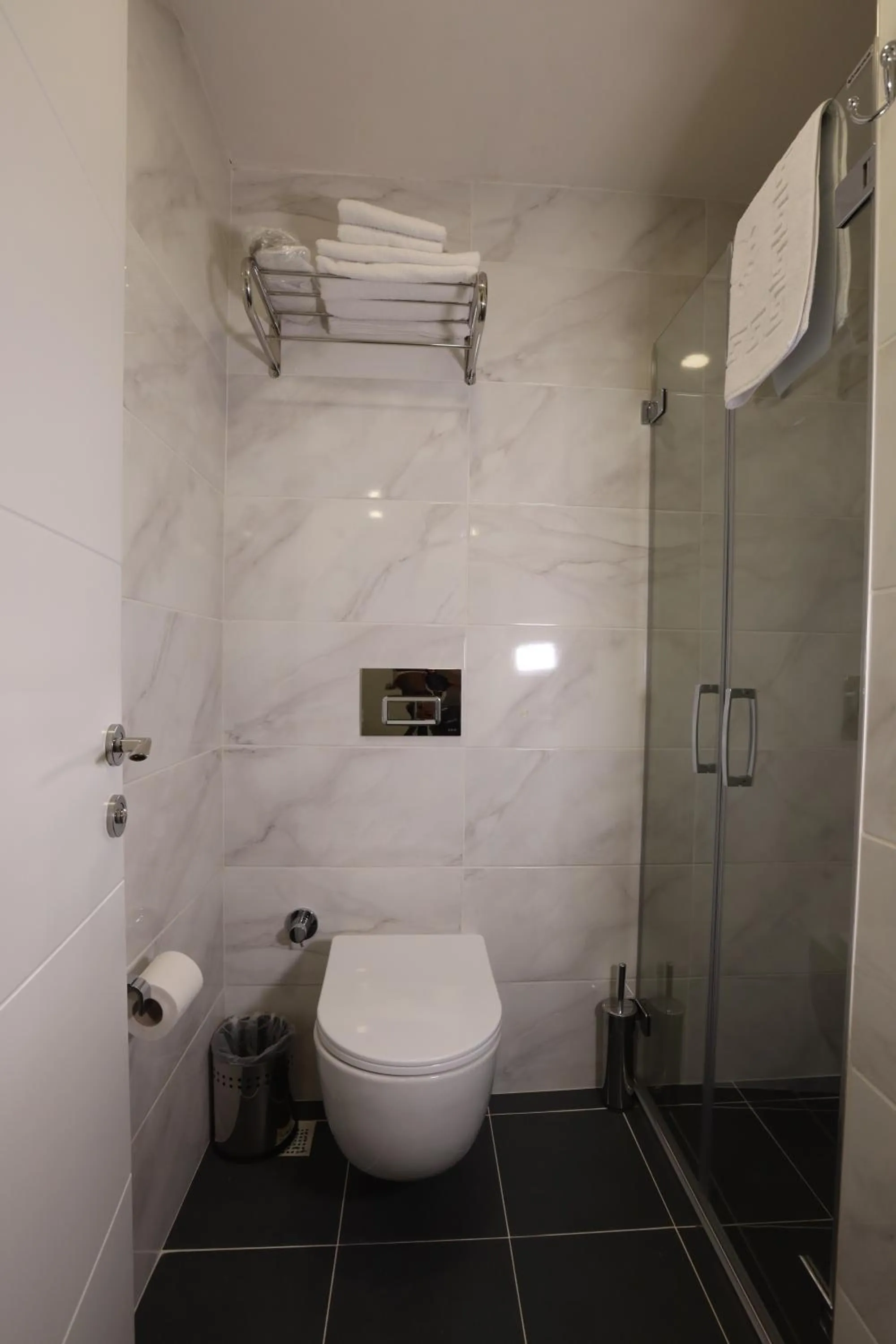 Shower in Askadar Çatı Otel