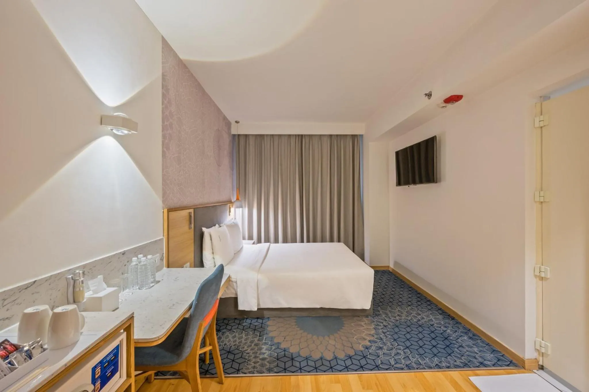 Photo of the whole room, Bed in Holiday Inn Express Gurugram Sector 50 by IHG