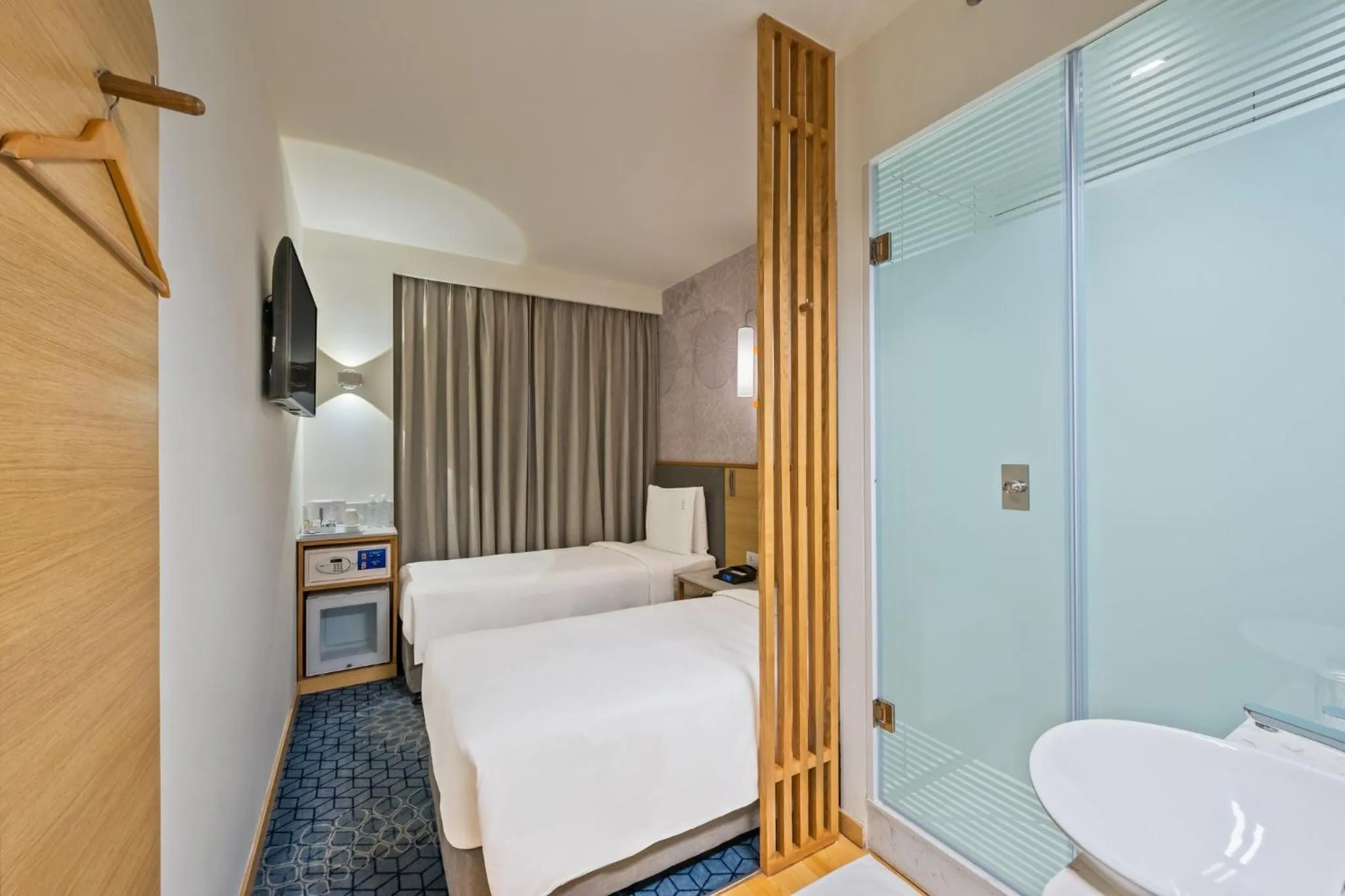 Photo of the whole room, Bed in Holiday Inn Express Gurugram Sector 50 by IHG