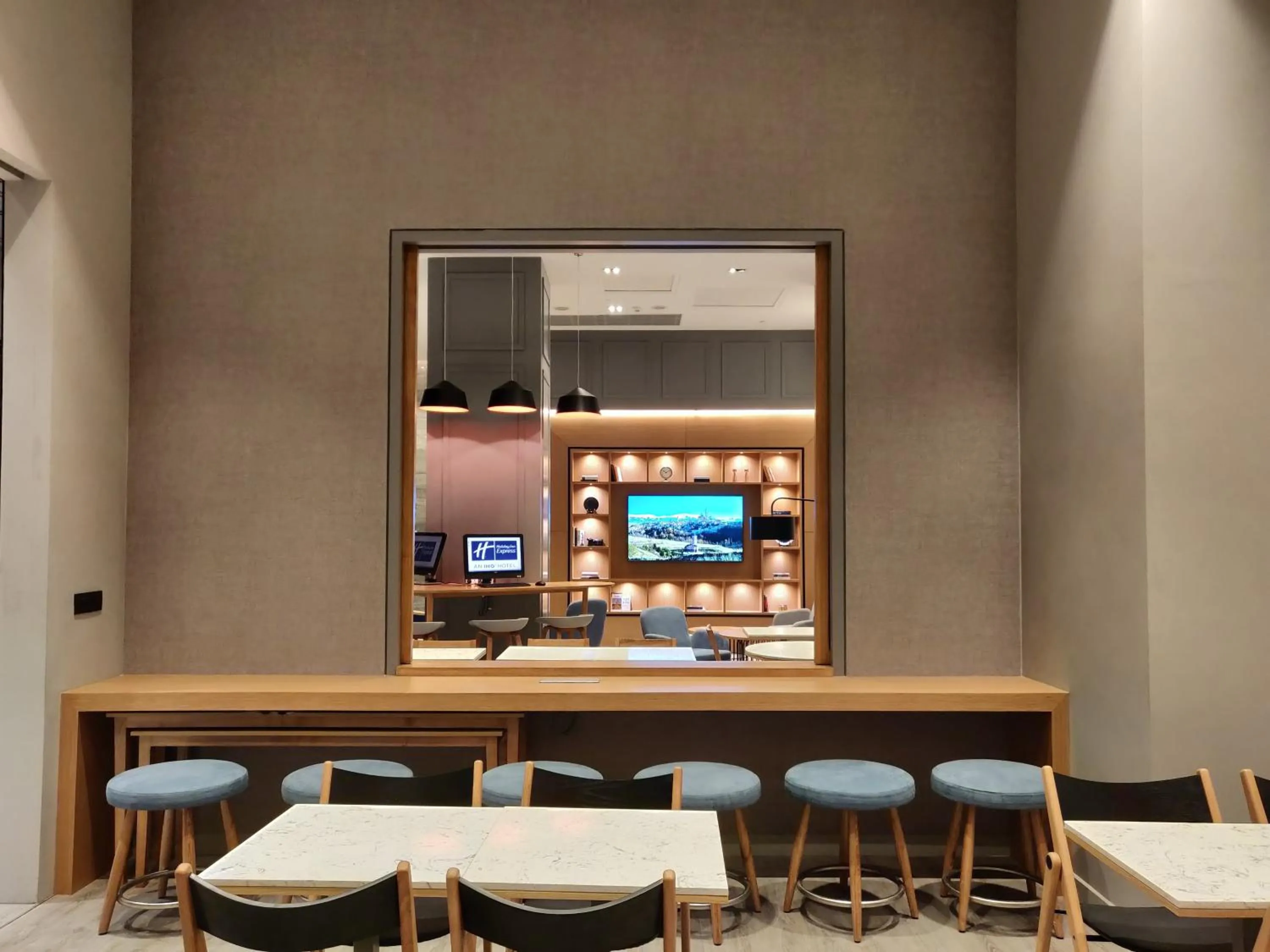 Restaurant/places to eat in Holiday Inn Express Gurugram Sector 50 by IHG