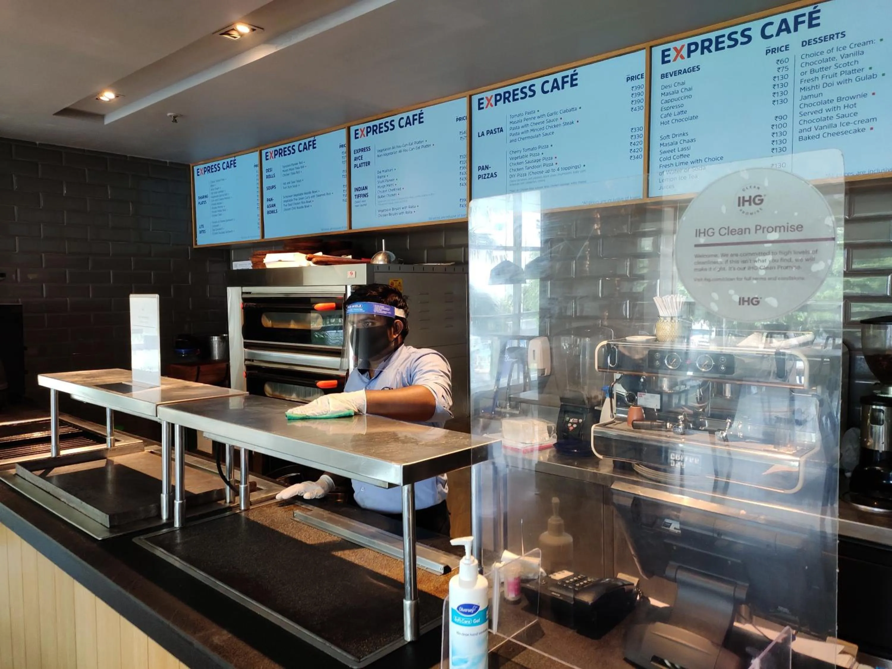 Restaurant/places to eat in Holiday Inn Express Gurugram Sector 50 by IHG