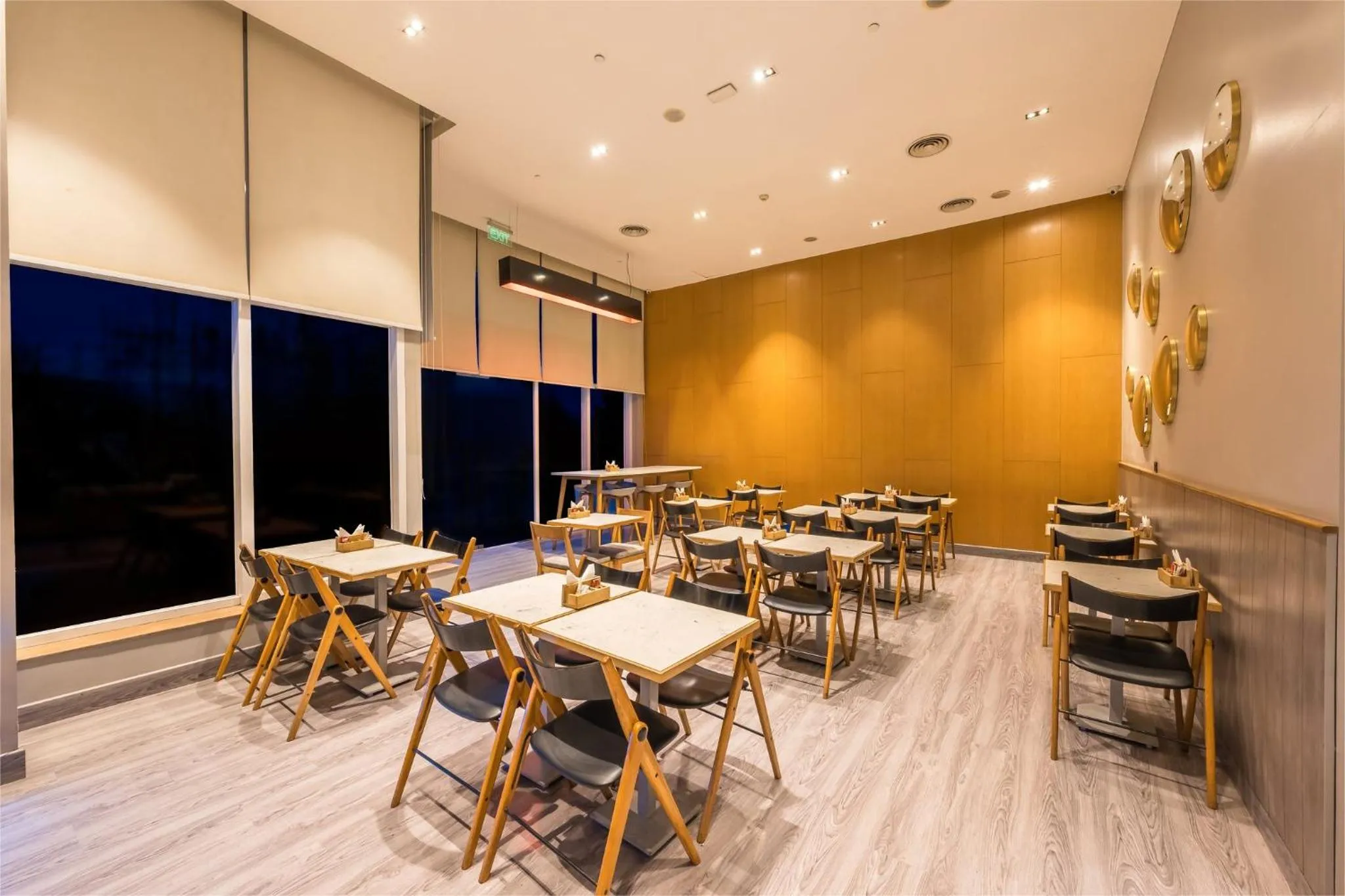 Restaurant/places to eat in Holiday Inn Express Gurugram Sector 50 by IHG