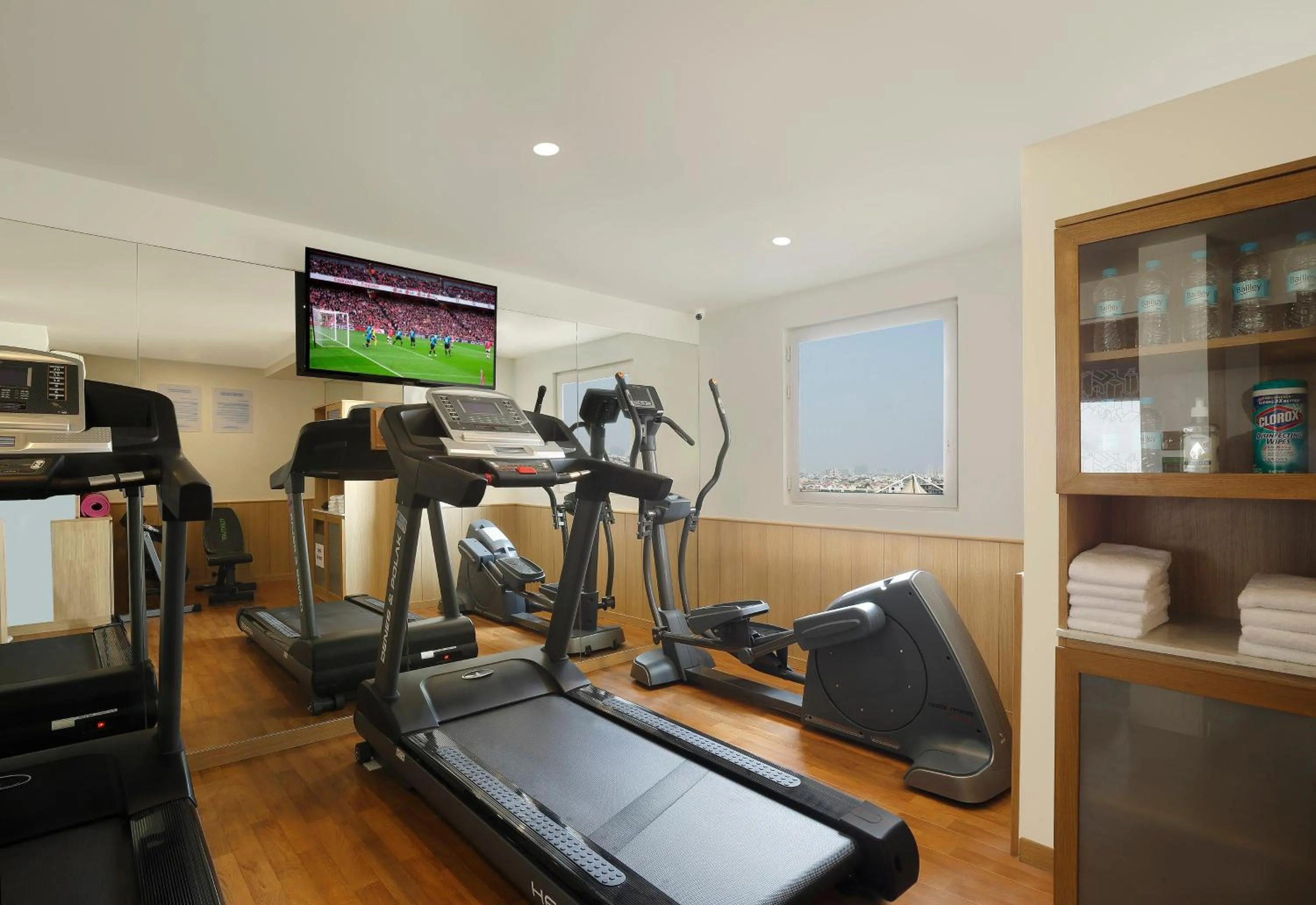 Fitness centre/facilities in Holiday Inn Express Gurugram Sector 50 by IHG
