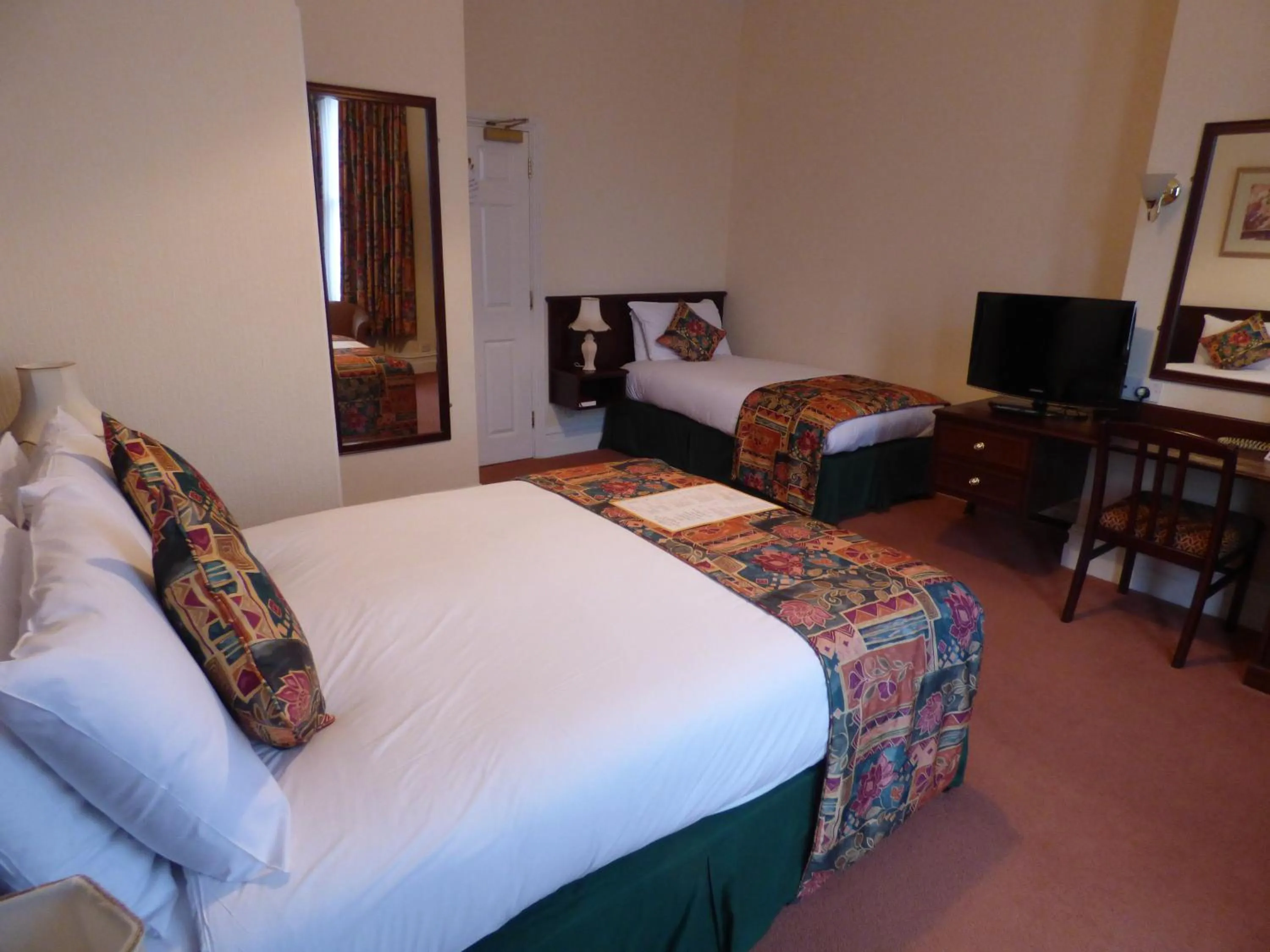 Bed in Arundel House Hotel