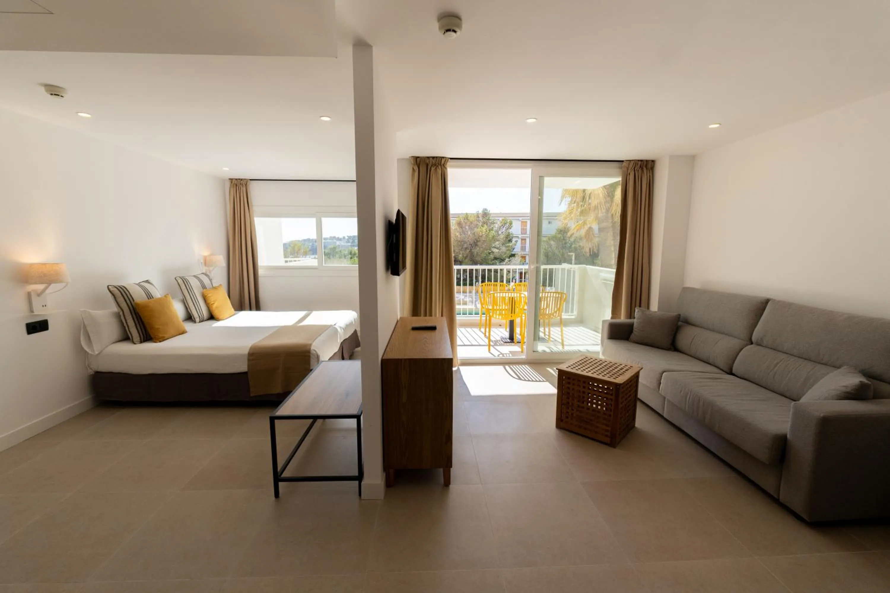 Living room, Bed in Apartamentos Vistasol