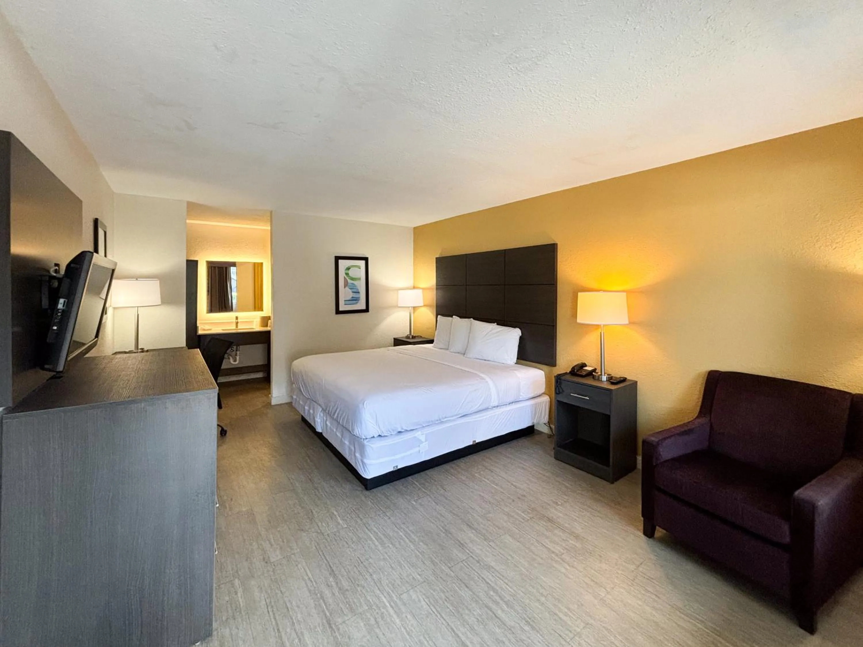 Photo of the whole room, Bed in Motel 6 Charlotte, NC Northlake