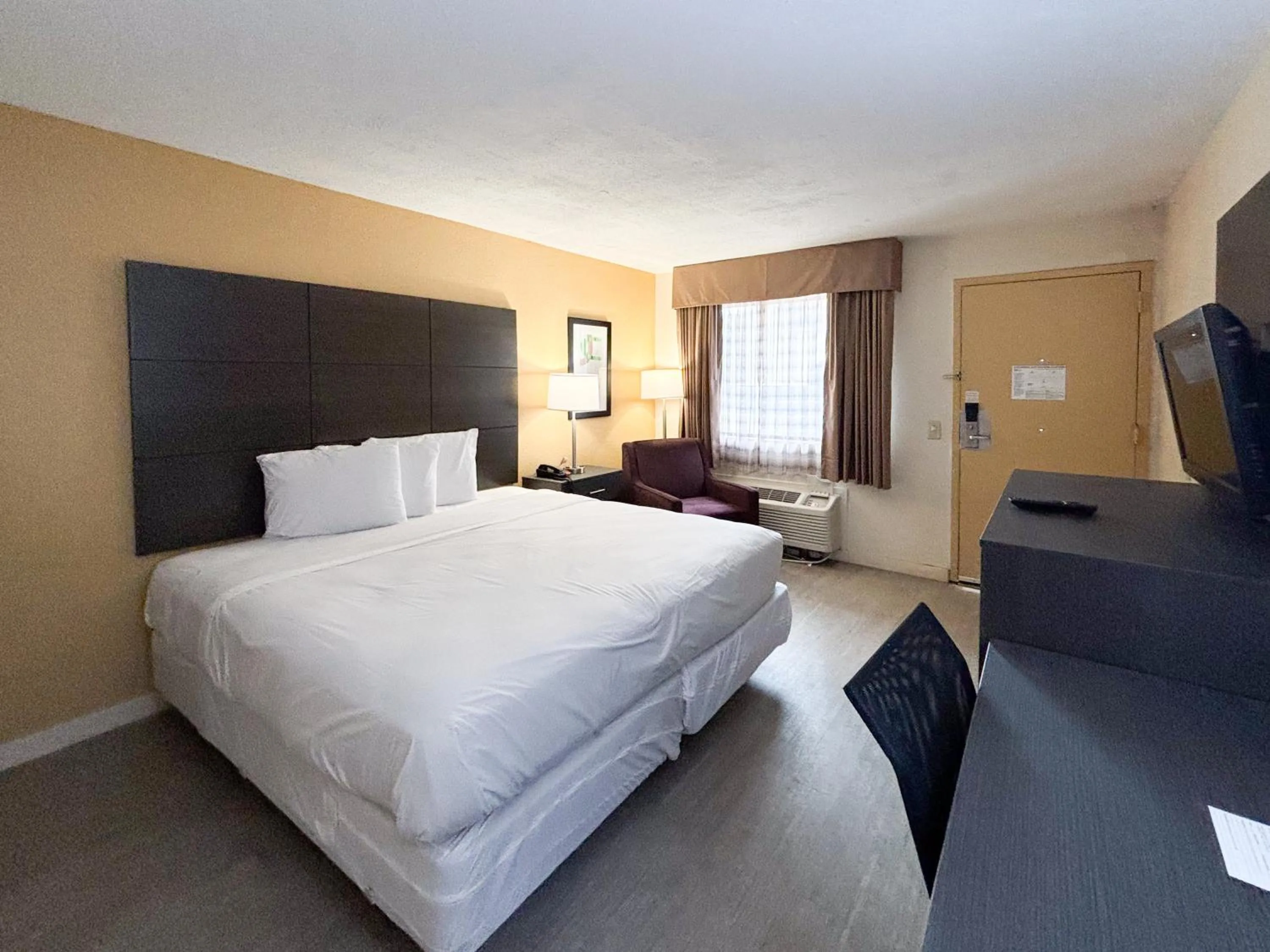 Photo of the whole room, Bed in Motel 6 Charlotte, NC Northlake