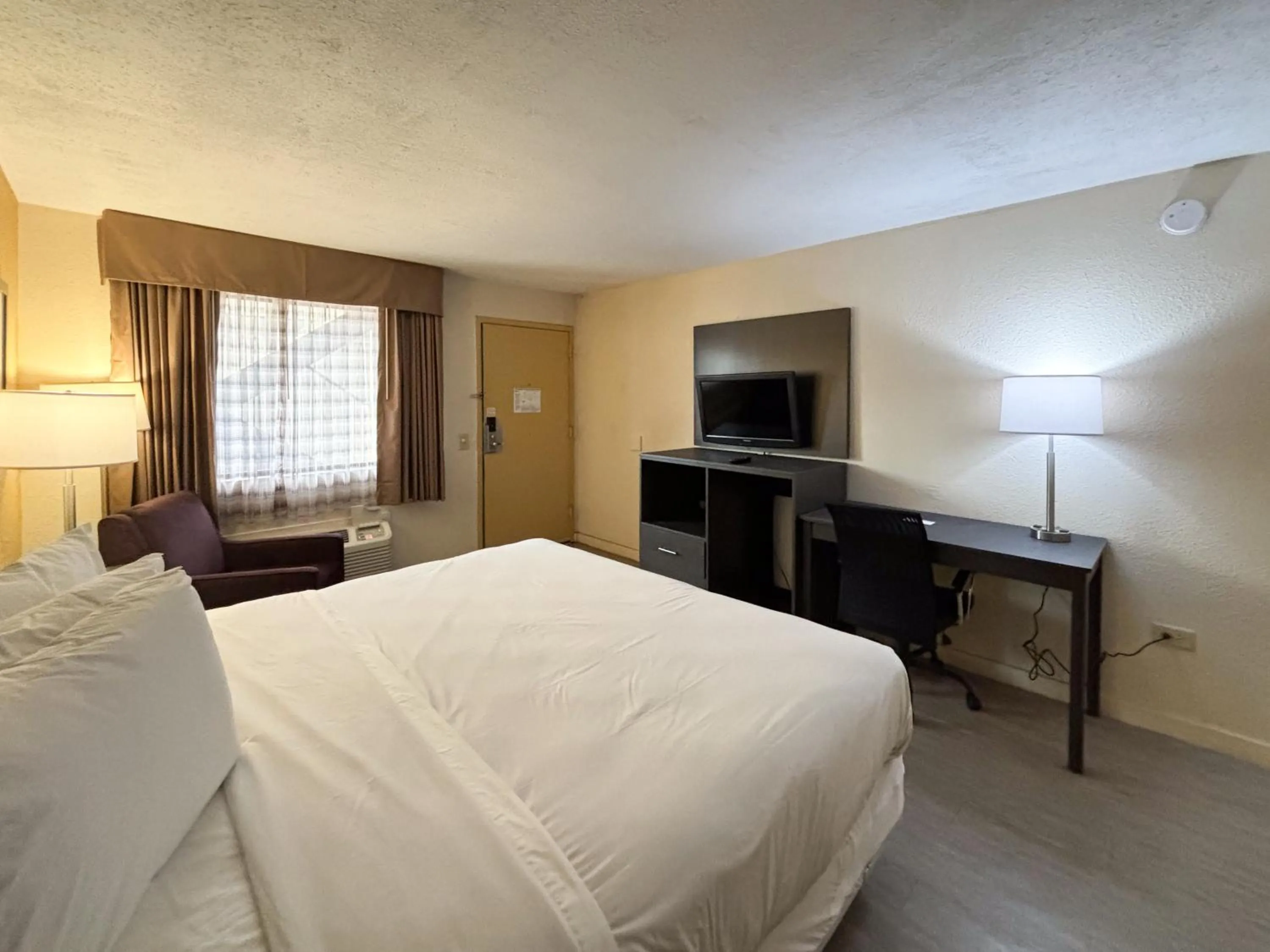 Photo of the whole room, Bed in Motel 6 Charlotte, NC Northlake