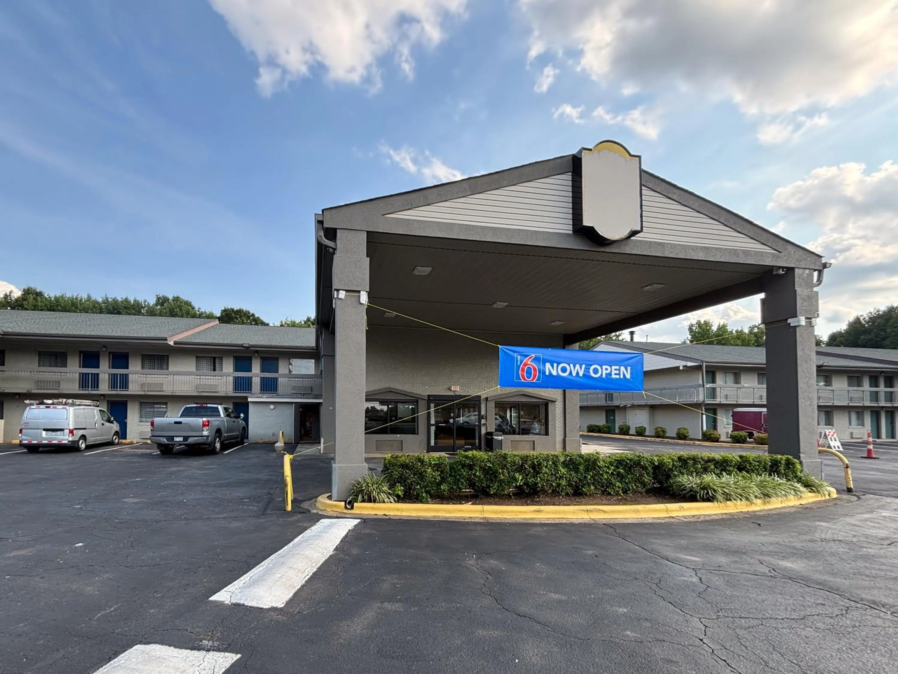 Property building in Motel 6 Charlotte, NC Northlake