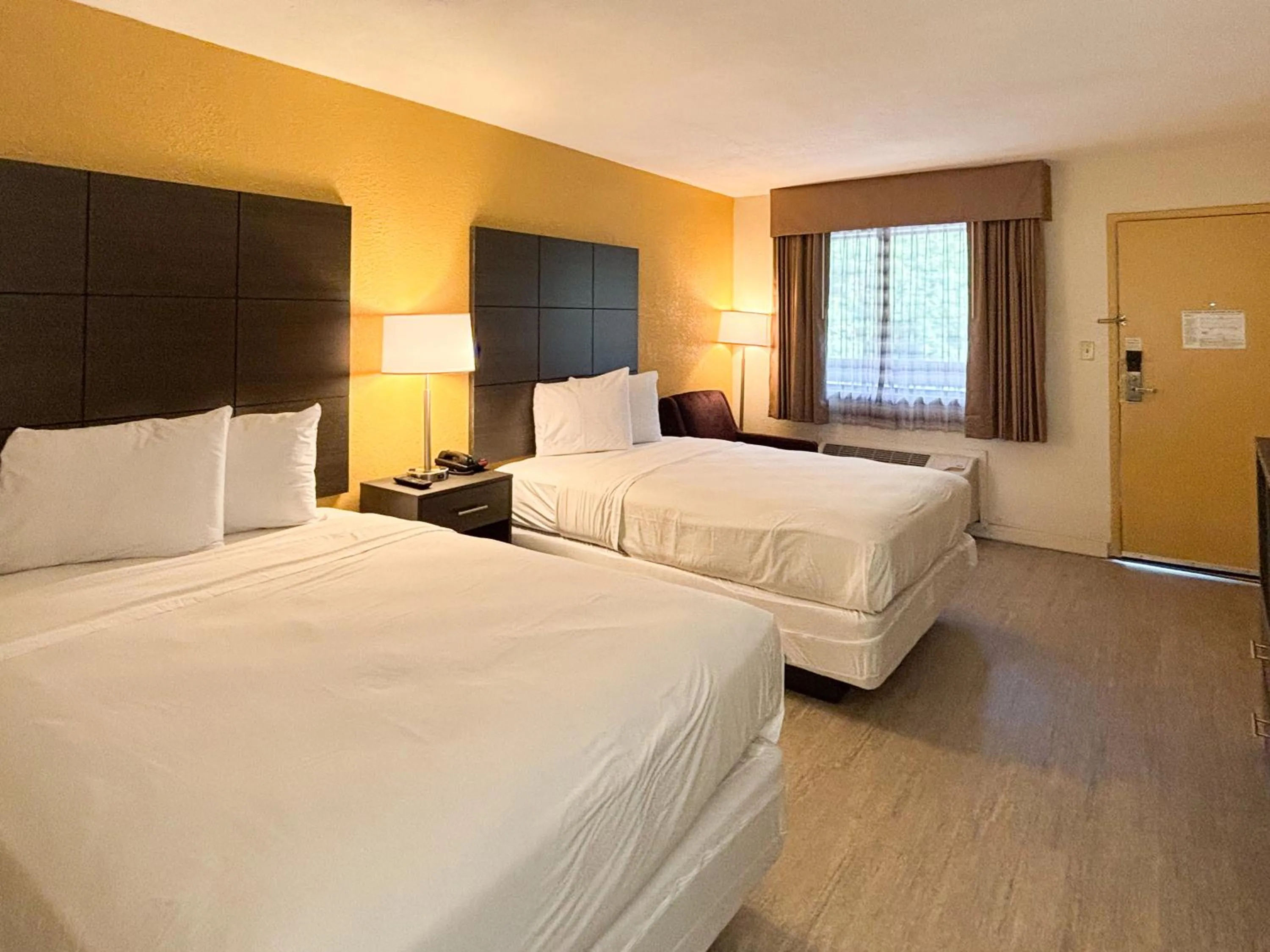 Photo of the whole room, Bed in Motel 6 Charlotte, NC Northlake