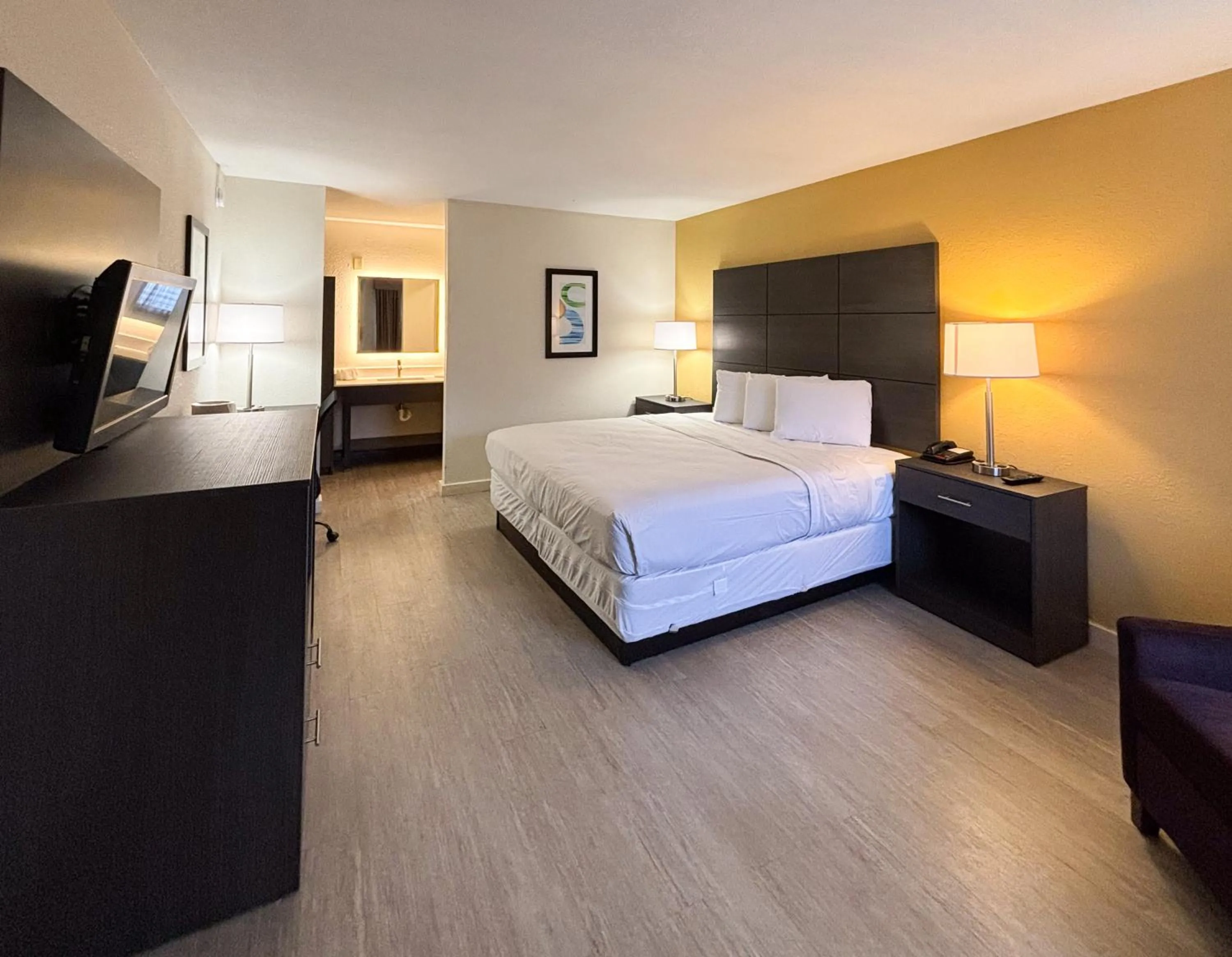 Photo of the whole room, Bed in Motel 6 Charlotte, NC Northlake