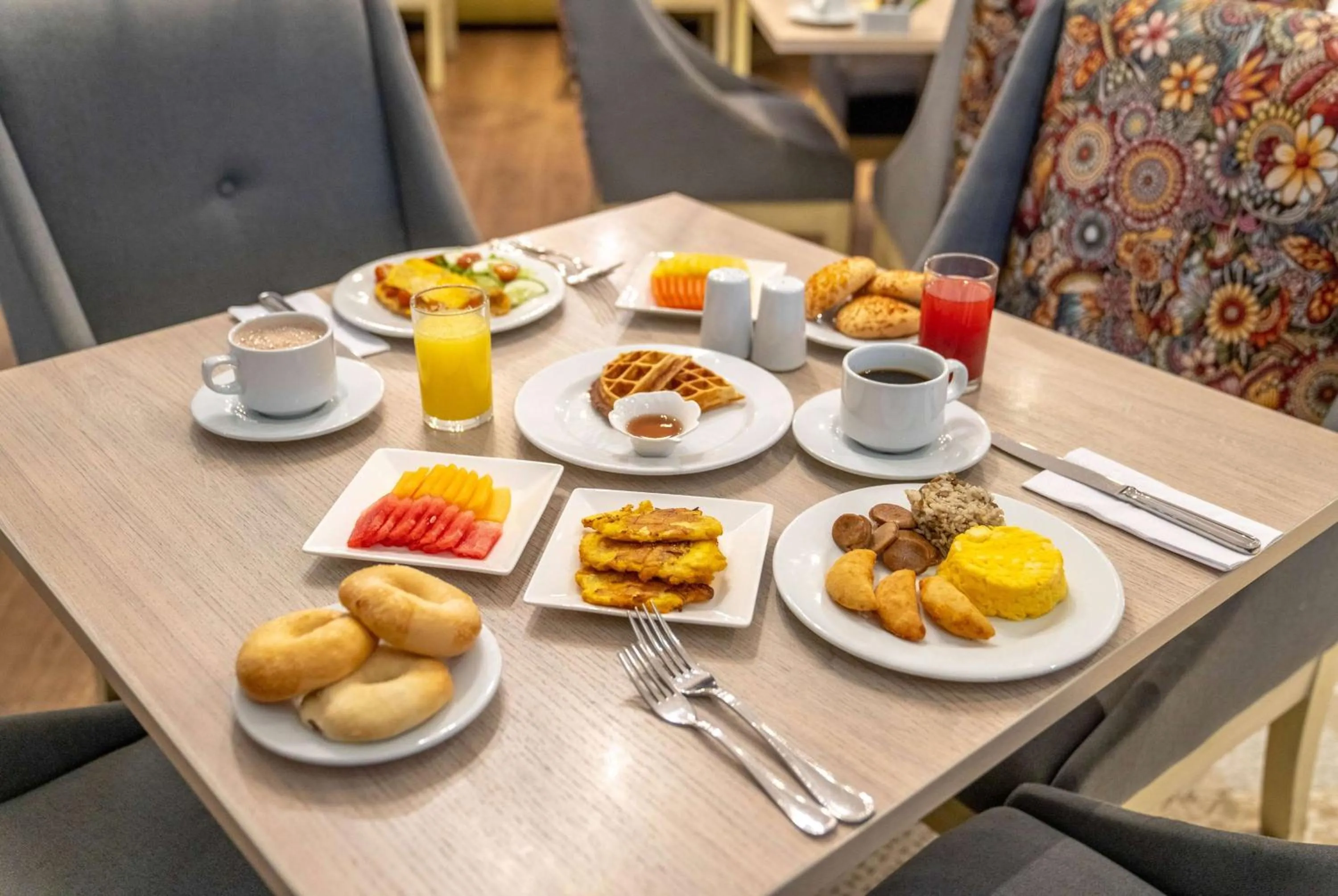 Restaurant/places to eat in Wyndham Garden Barranquilla