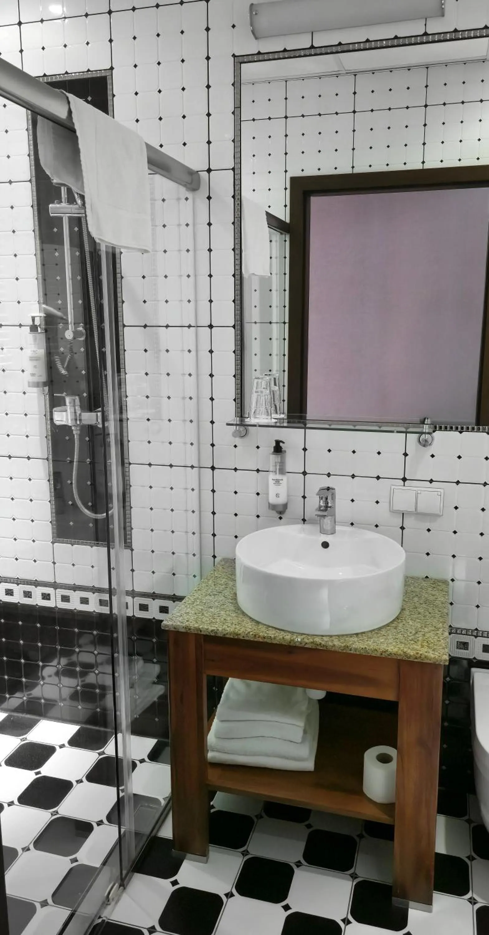 Shower in Hotel Piast Wrocław Centrum