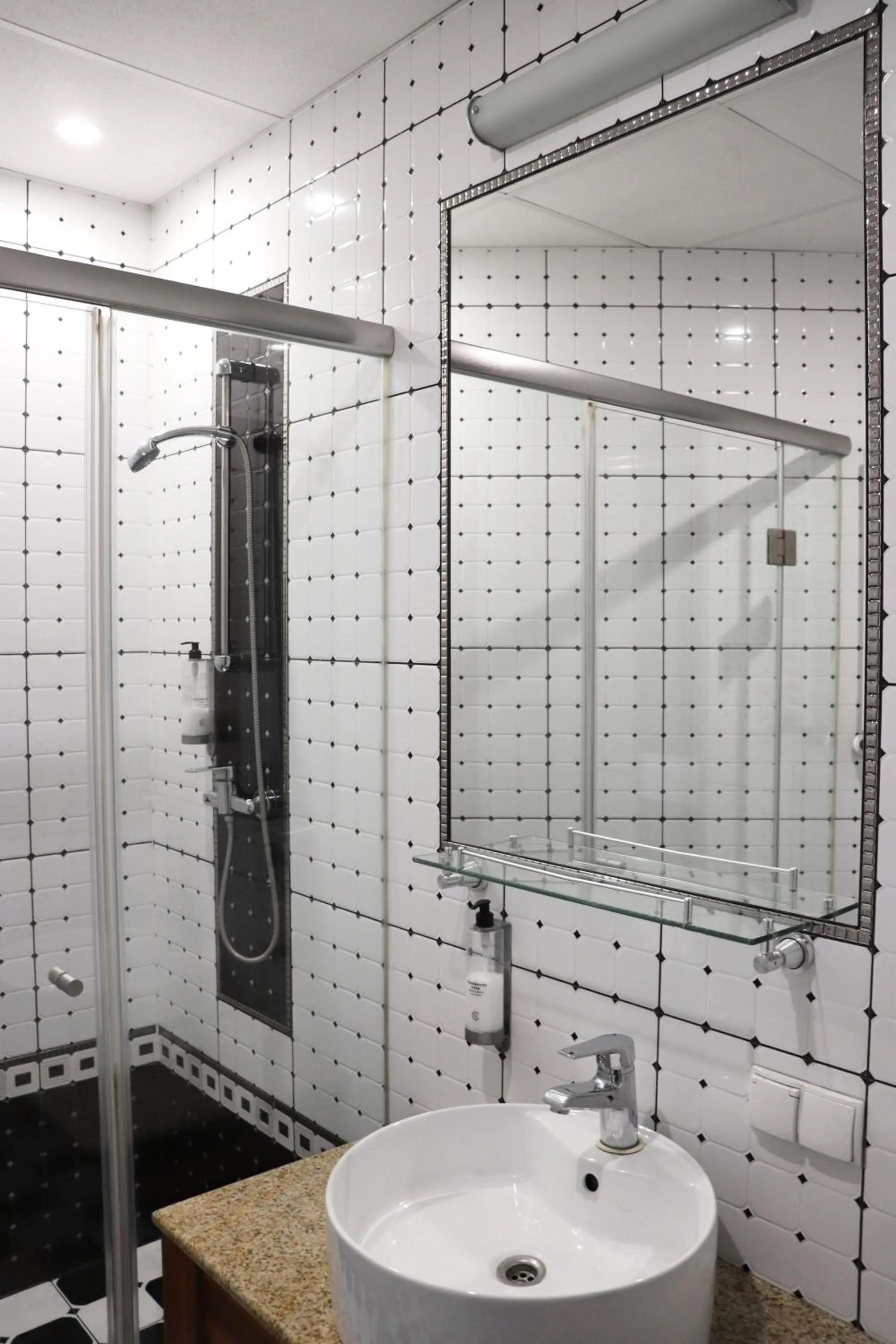 Shower in Hotel Piast Wrocław Centrum