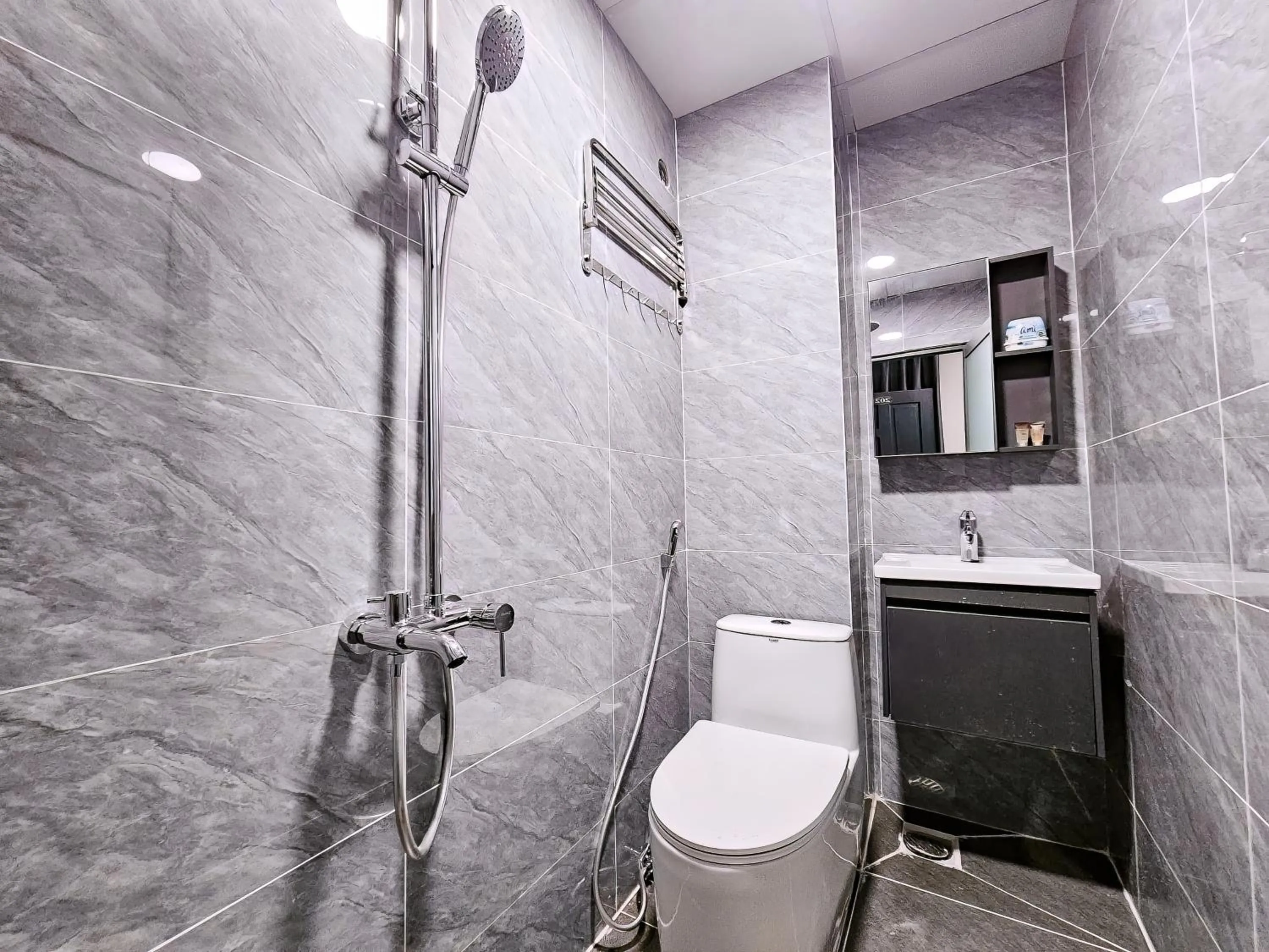 Shower in APEC BnB Hotel