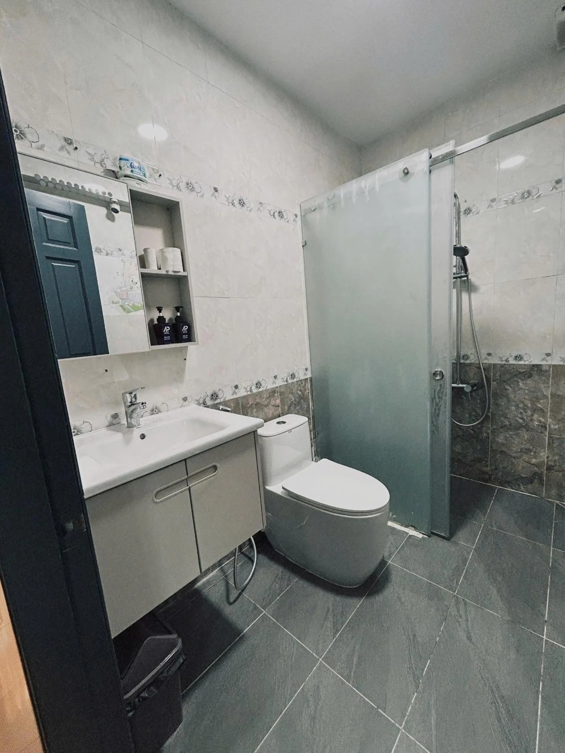 Shower in APEC BnB Hotel